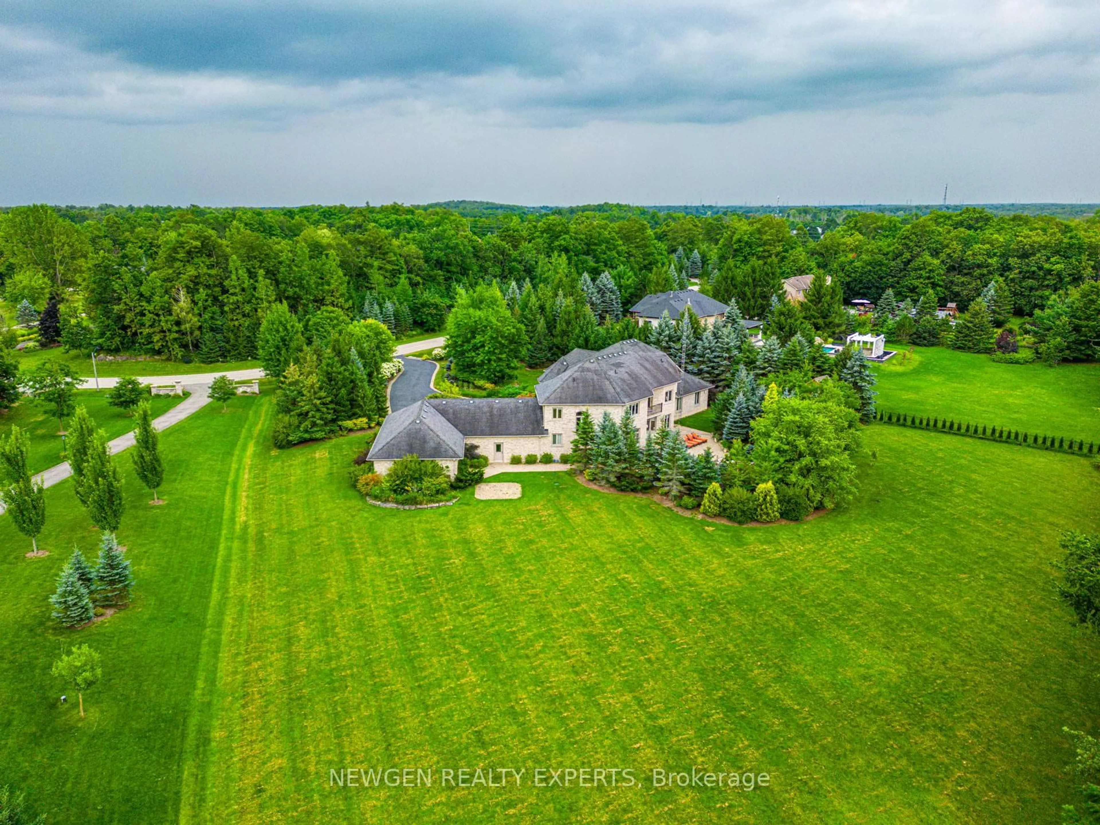 A pic from outside/outdoor area/front of a property/back of a property/a pic from drone, unknown for 15 Abbitt Cres, Halton Hills Ontario L7G 4S4