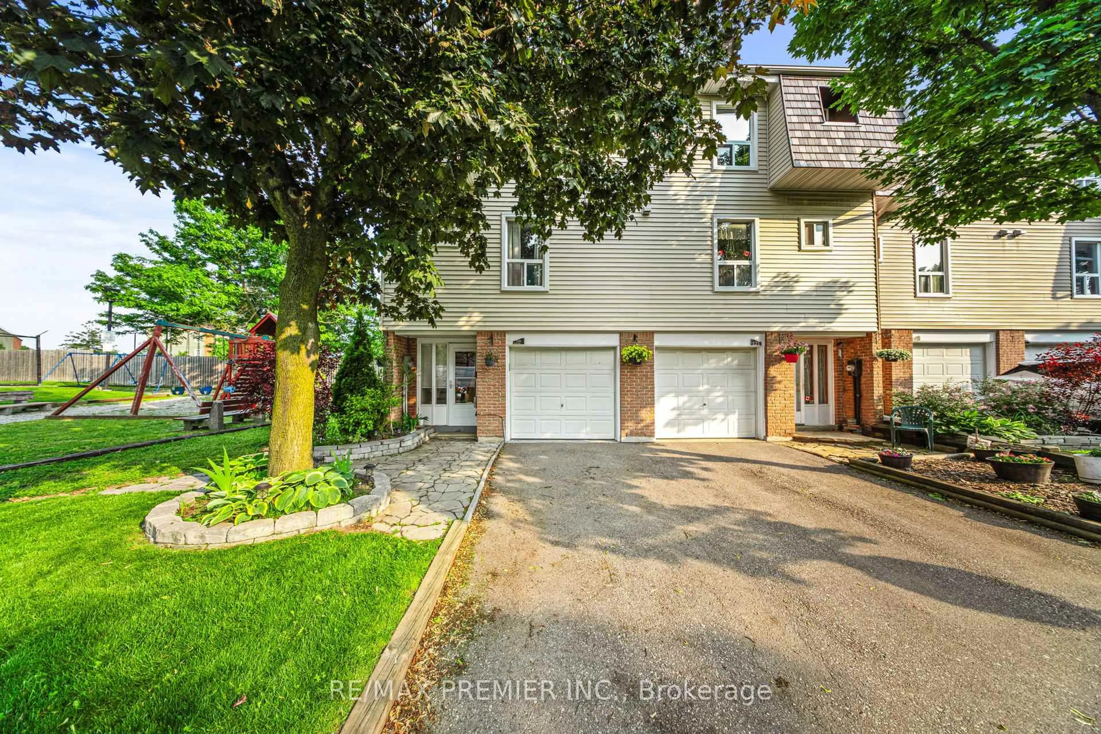 A pic from outside/outdoor area/front of a property/back of a property/a pic from drone, street for 120 Ellerslie Rd, Brampton Ontario L6T 4C3