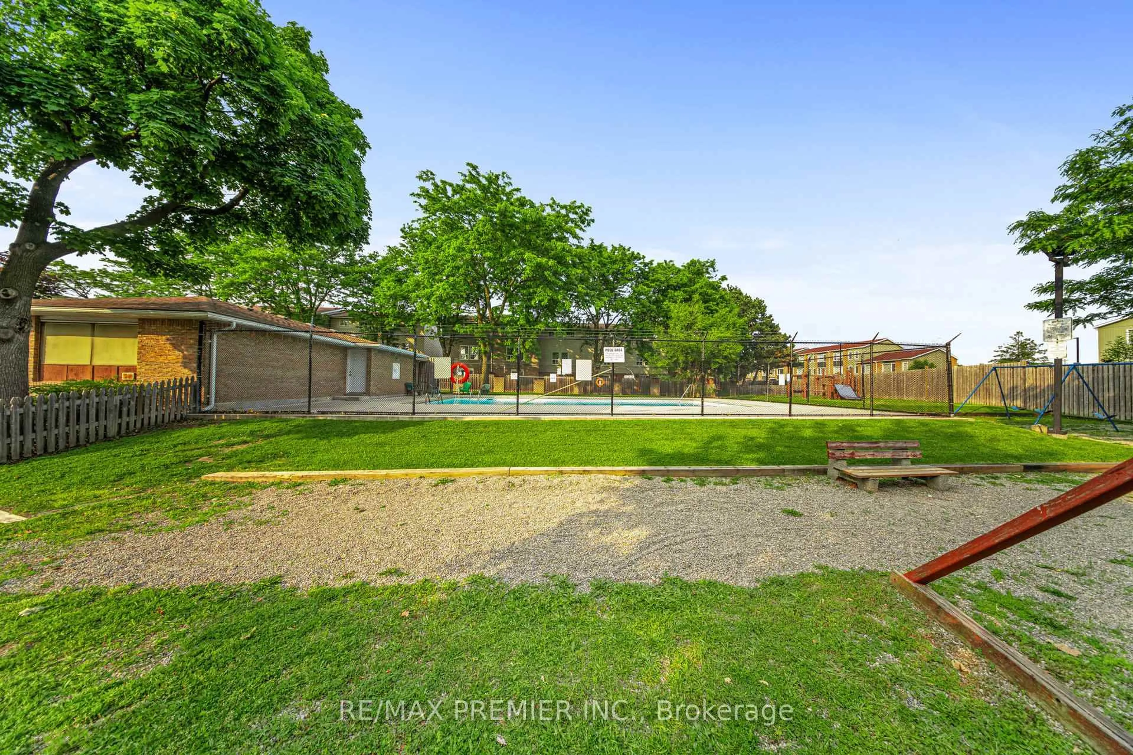 A pic from outside/outdoor area/front of a property/back of a property/a pic from drone, street for 120 Ellerslie Rd, Brampton Ontario L6T 4C3