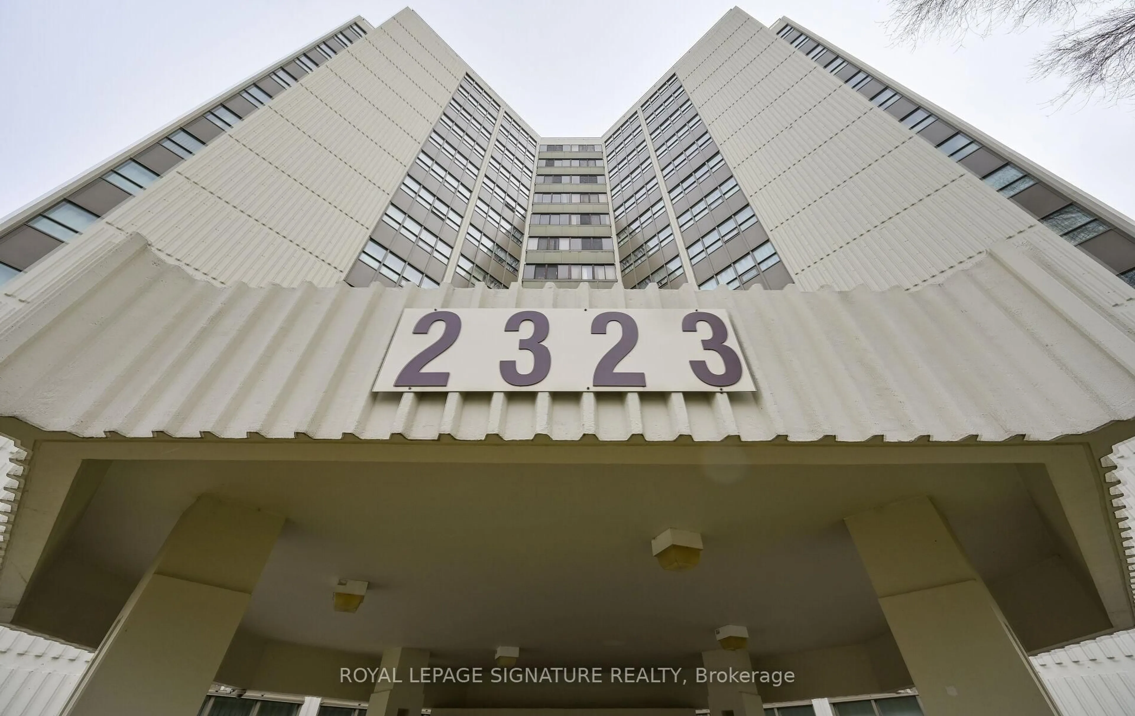 Indoor foyer for 2323 Confederation Pkwy #1207, Mississauga Ontario L5B 1R6