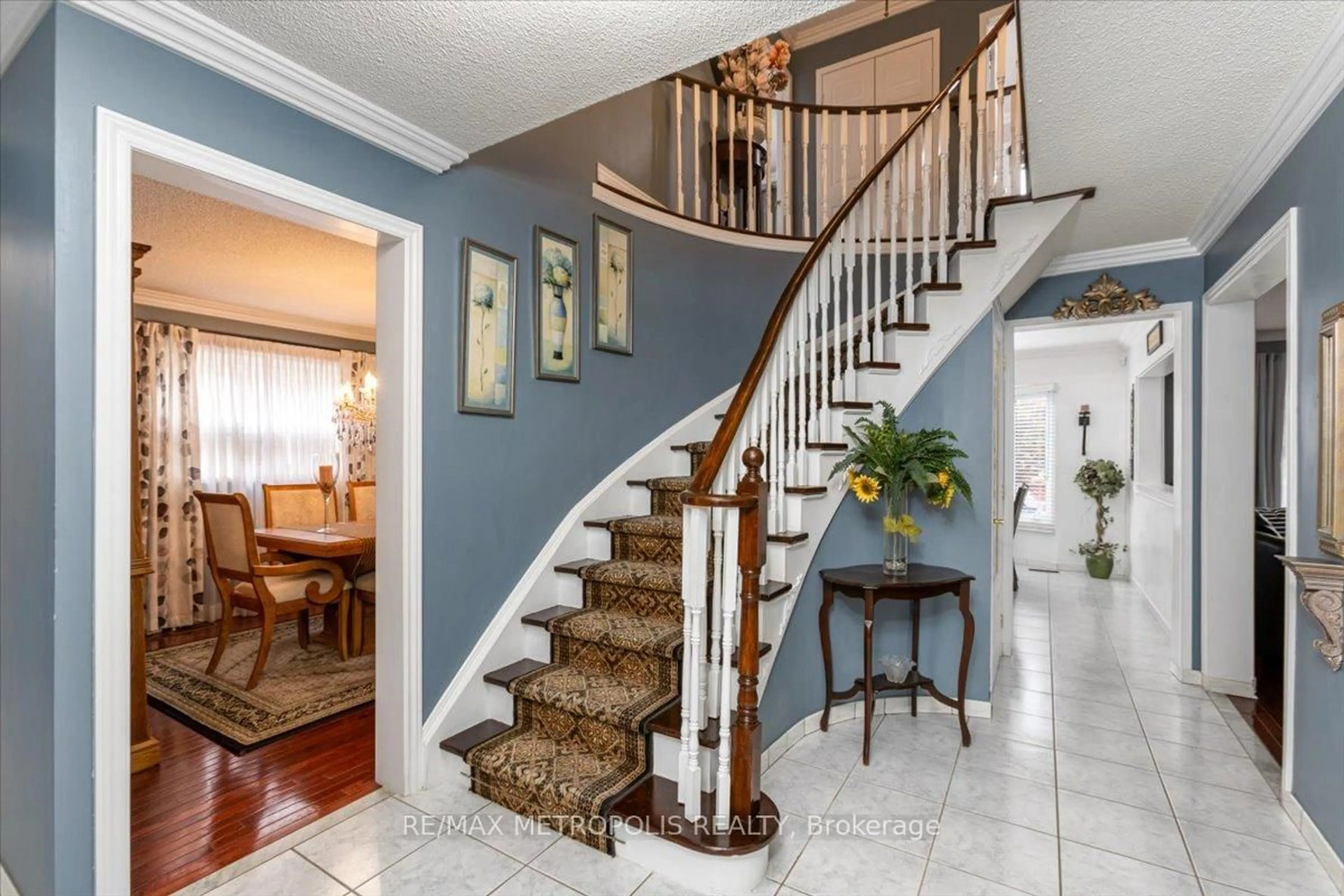 Indoor entryway for 42 Silverstream Rd, Brampton Ontario L6Z 3W4