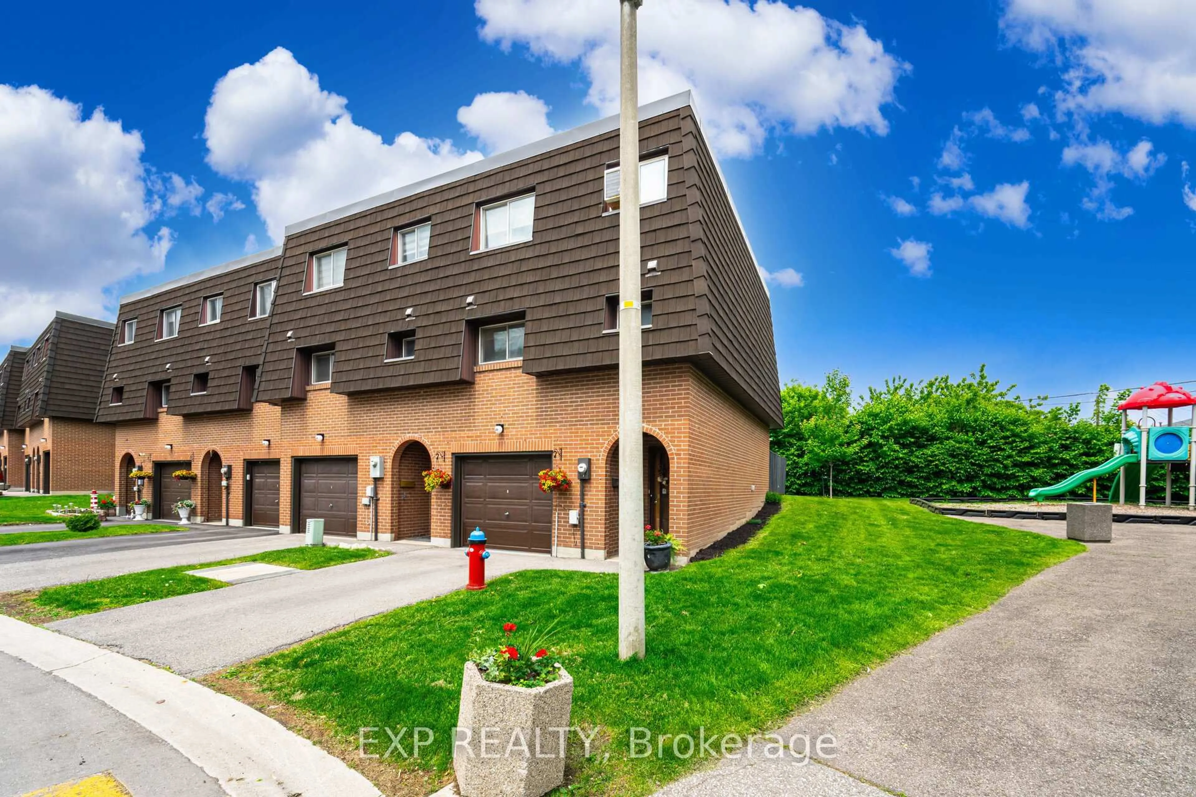 A pic from outside/outdoor area/front of a property/back of a property/a pic from drone, street for 136 Darras Crt, Brampton Ontario L6T 1W7