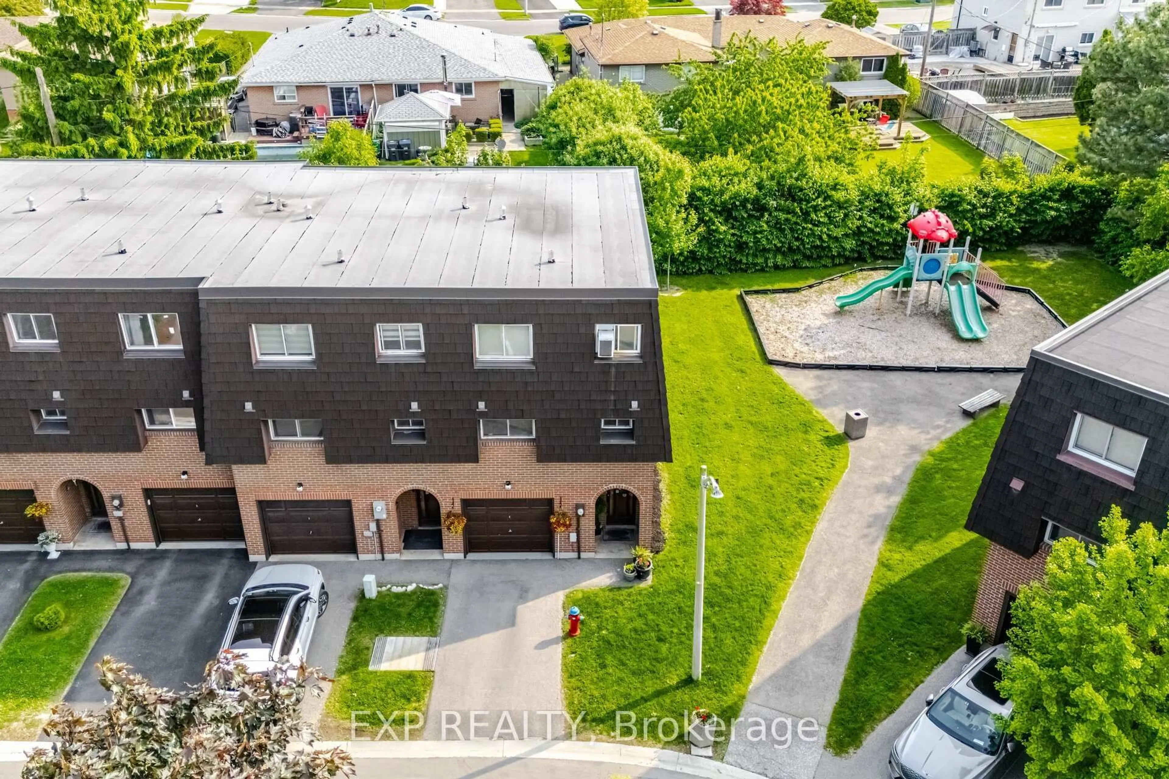A pic from outside/outdoor area/front of a property/back of a property/a pic from drone, street for 136 Darras Crt, Brampton Ontario L6T 1W7