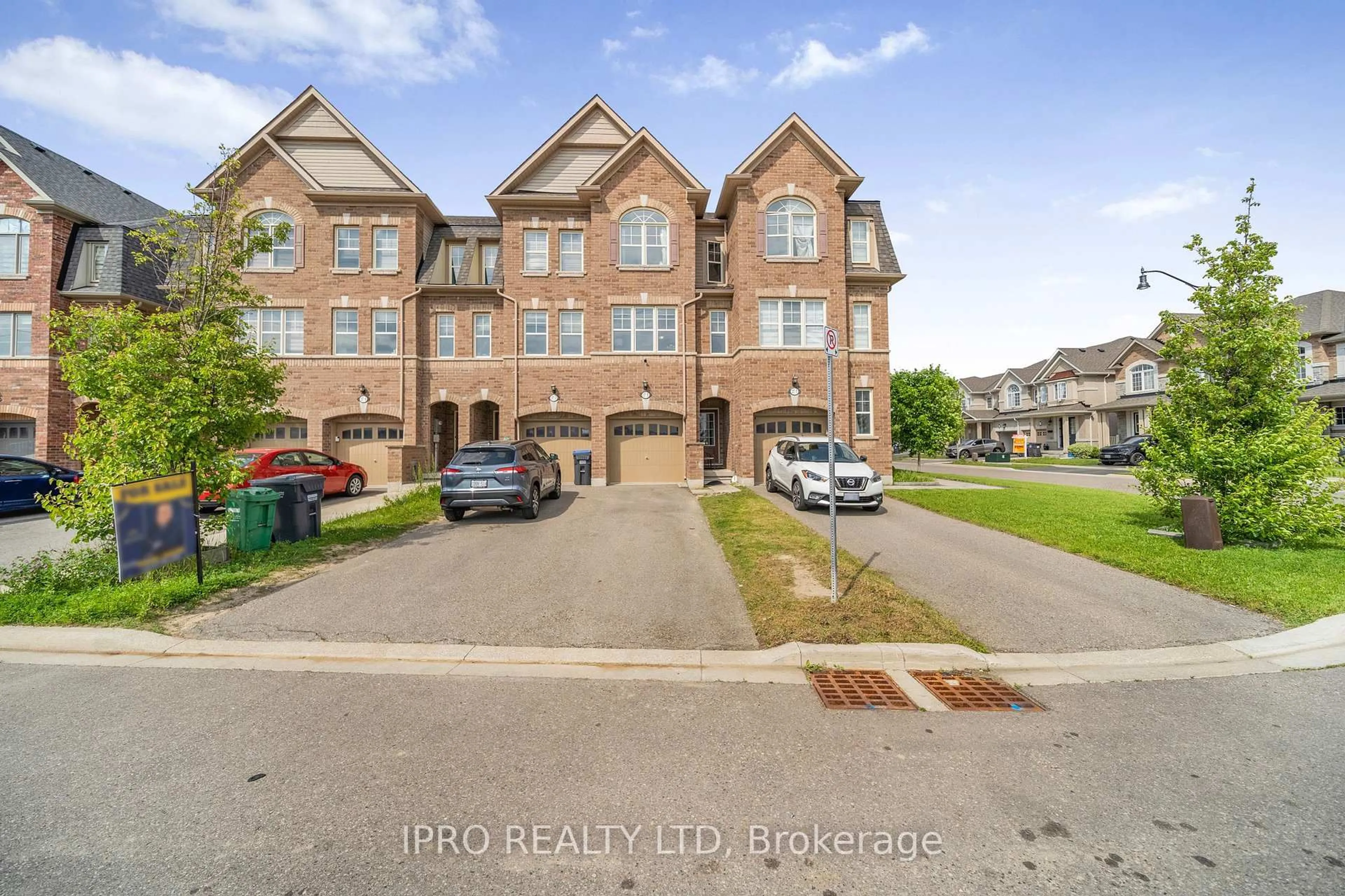 A pic from outside/outdoor area/front of a property/back of a property/a pic from drone, street for 27 Pennycross Cres #2, Brampton Ontario L7A 4M1