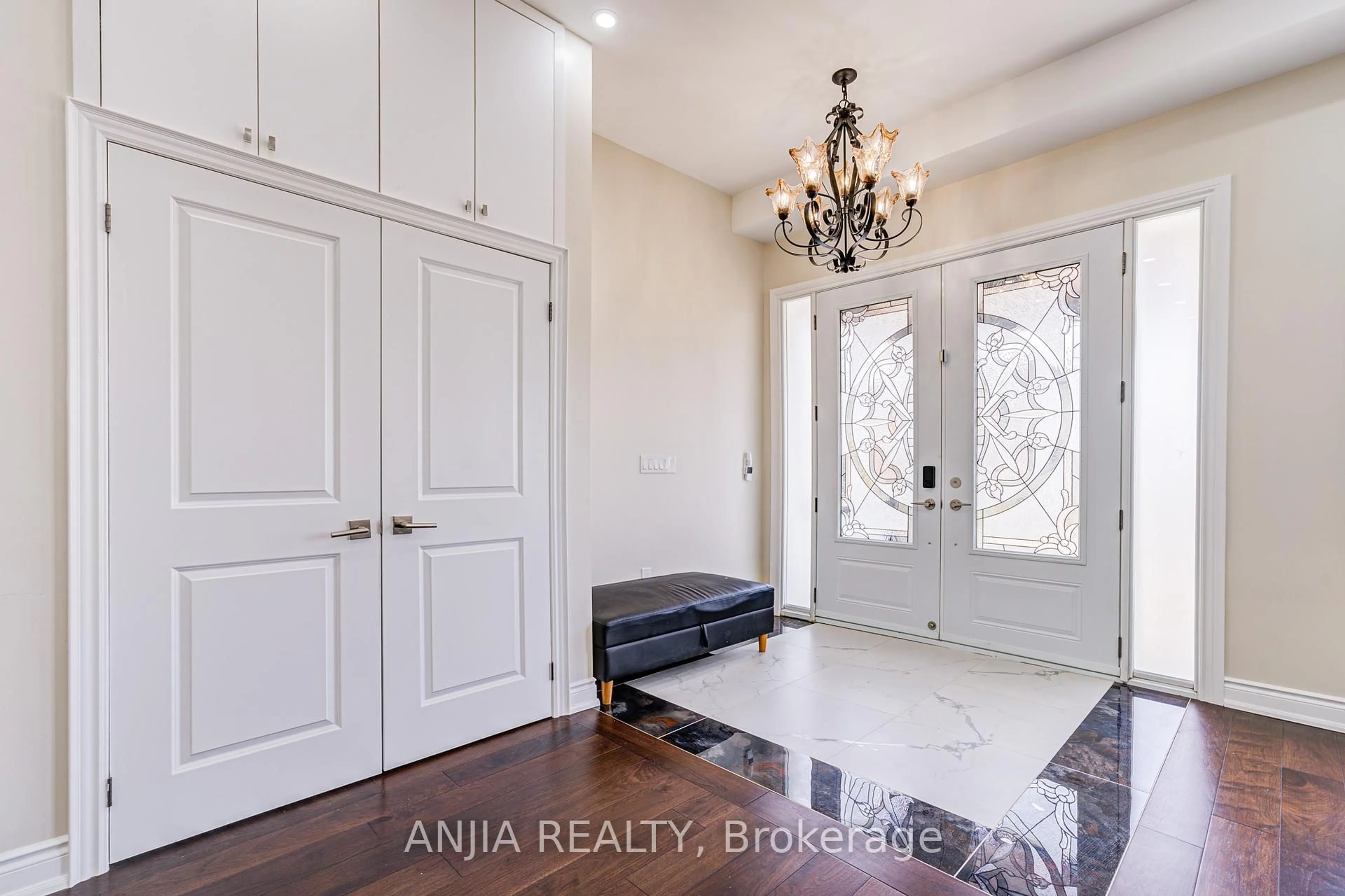 Indoor entryway for 106 Celestine Dr, Toronto Ontario M9R 3N9