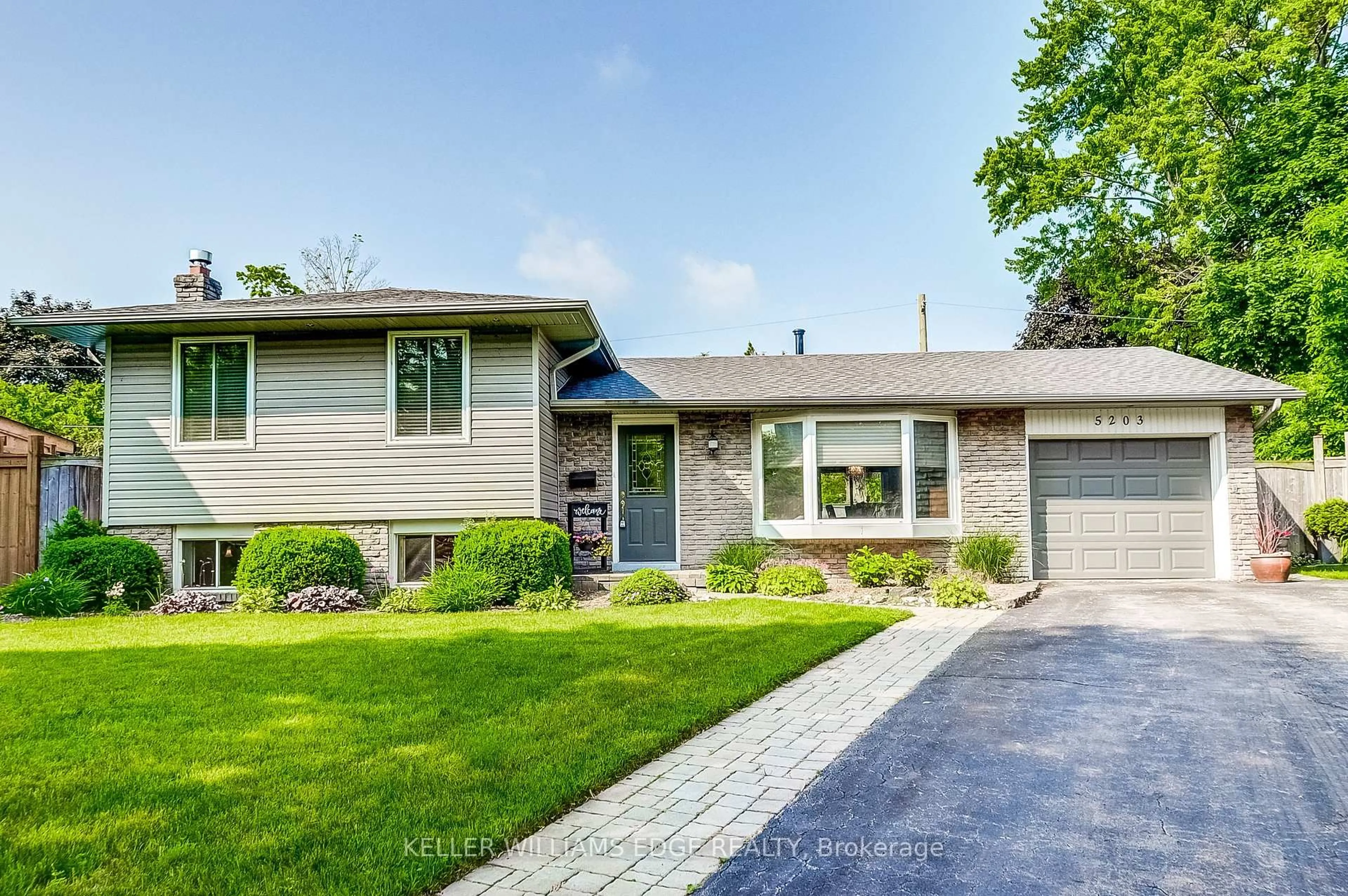 Home with vinyl exterior material, street for 5203 Broughton Cres, Burlington Ontario L7L 3C1