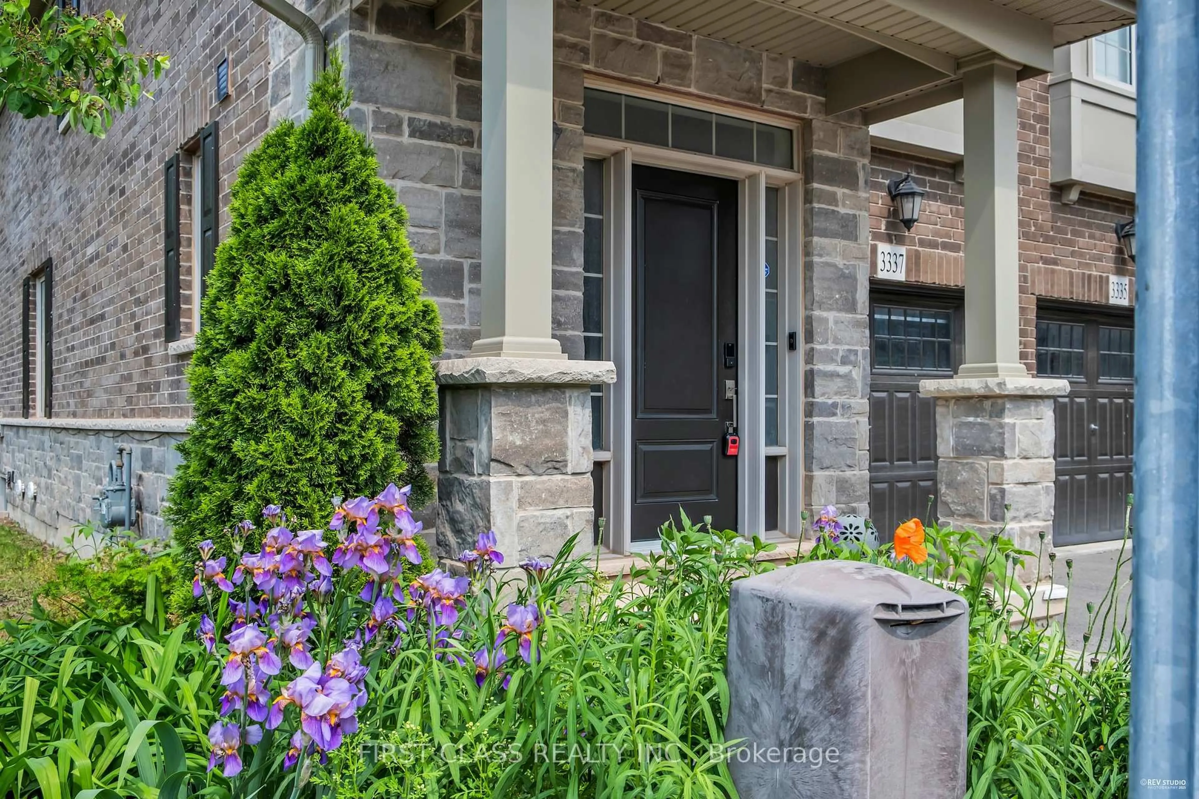 Home with brick exterior material, street for 3337 Mockingbird Common St, Oakville Ontario L6H 0X1