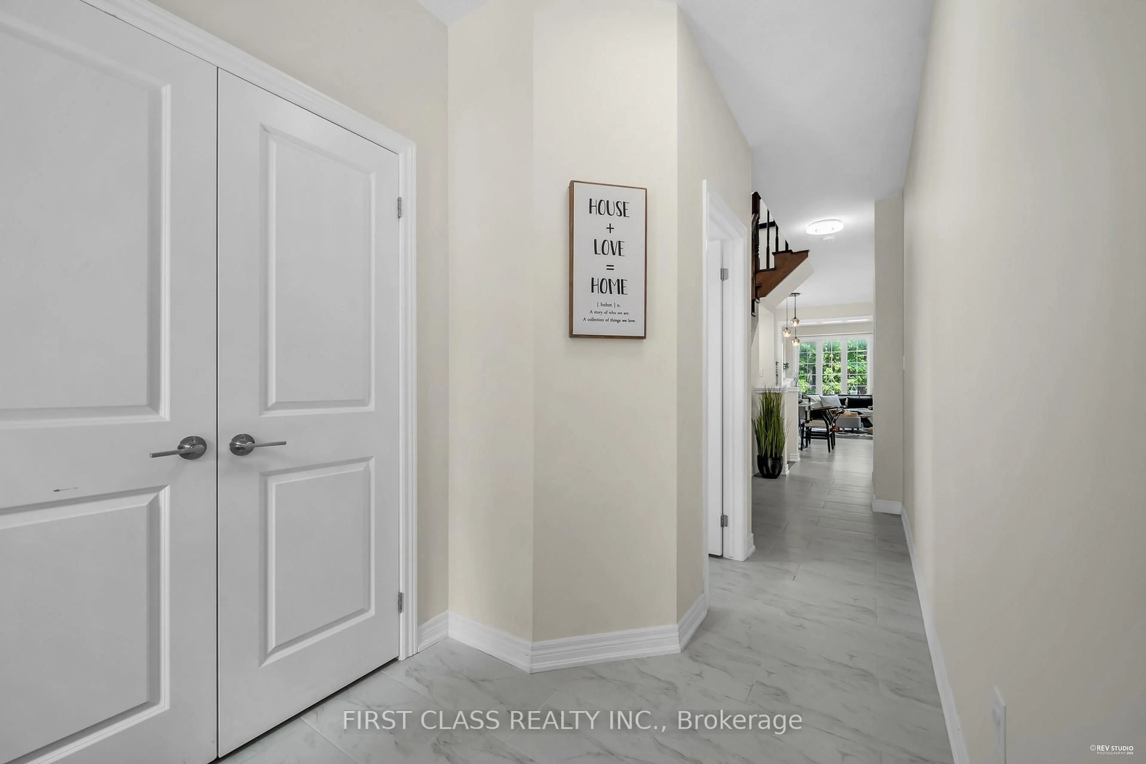 Indoor entryway for 3337 Mockingbird Common St, Oakville Ontario L6H 0X1