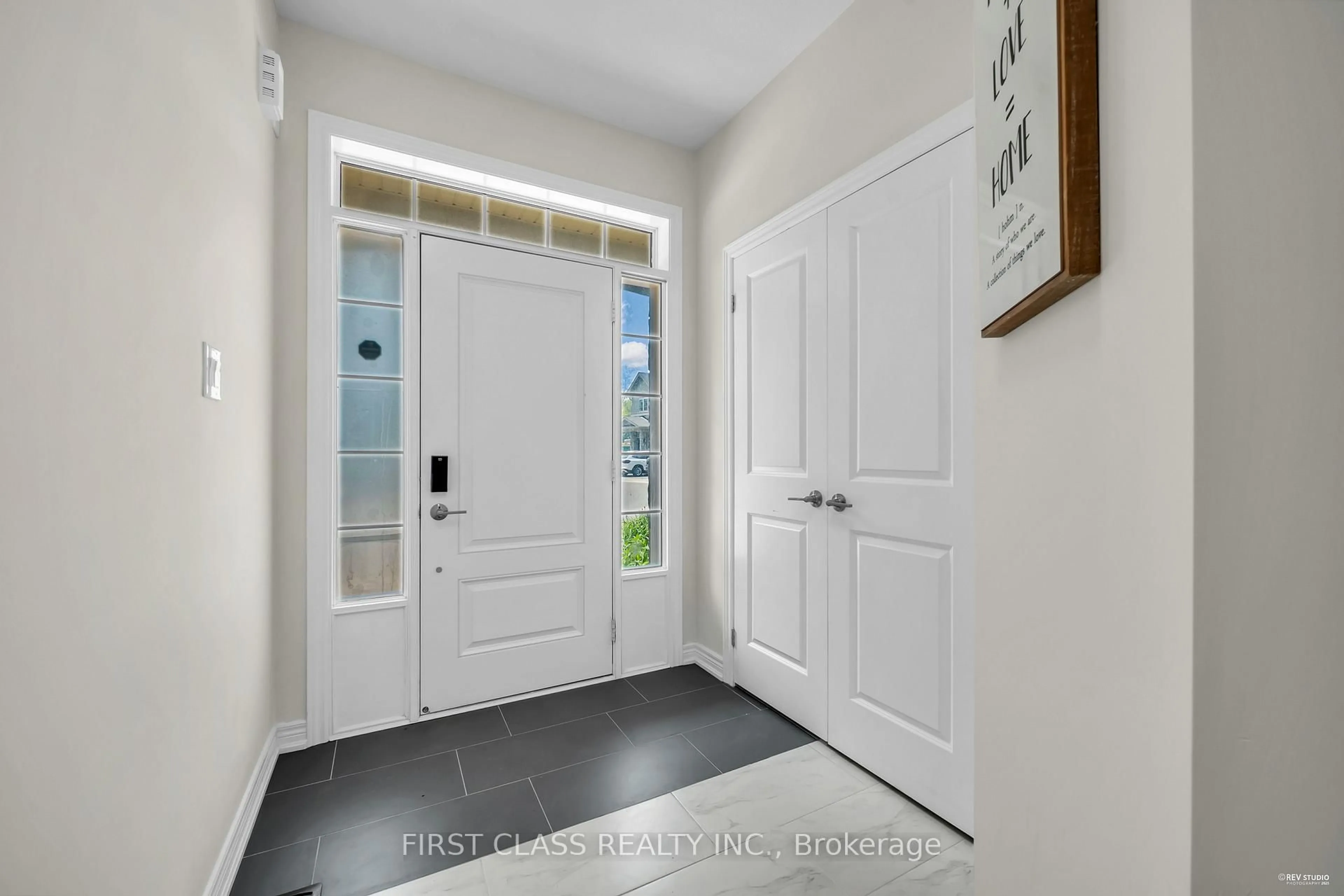 Indoor entryway for 3337 Mockingbird Common St, Oakville Ontario L6H 0X1