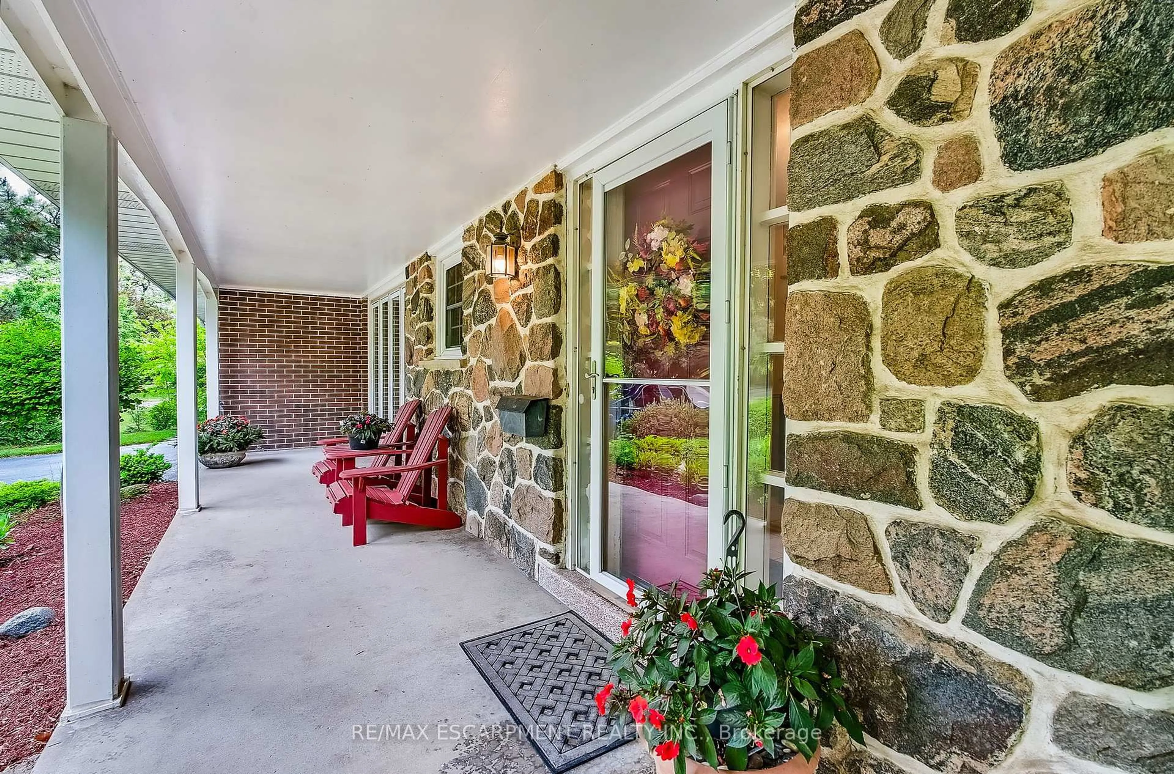 Indoor entryway for 3044 Woodward Ave, Burlington Ontario L7N 2M2