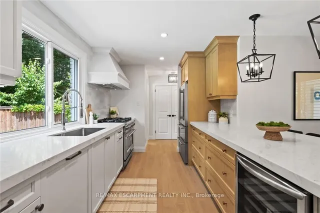 Additional property image - 250 LINWOOD Cres