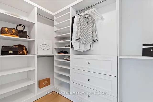 Additional property image - 250 LINWOOD Cres