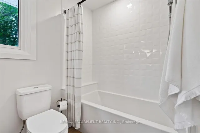 Additional property image - 250 LINWOOD Cres