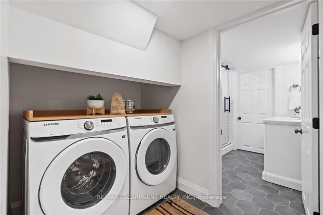 Additional property image - 250 LINWOOD Cres