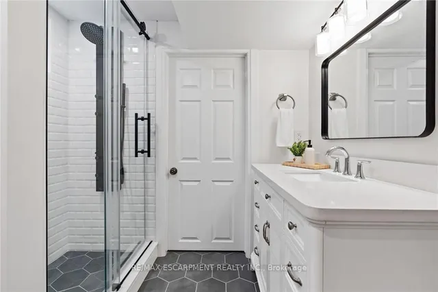 Additional property image - 250 LINWOOD Cres