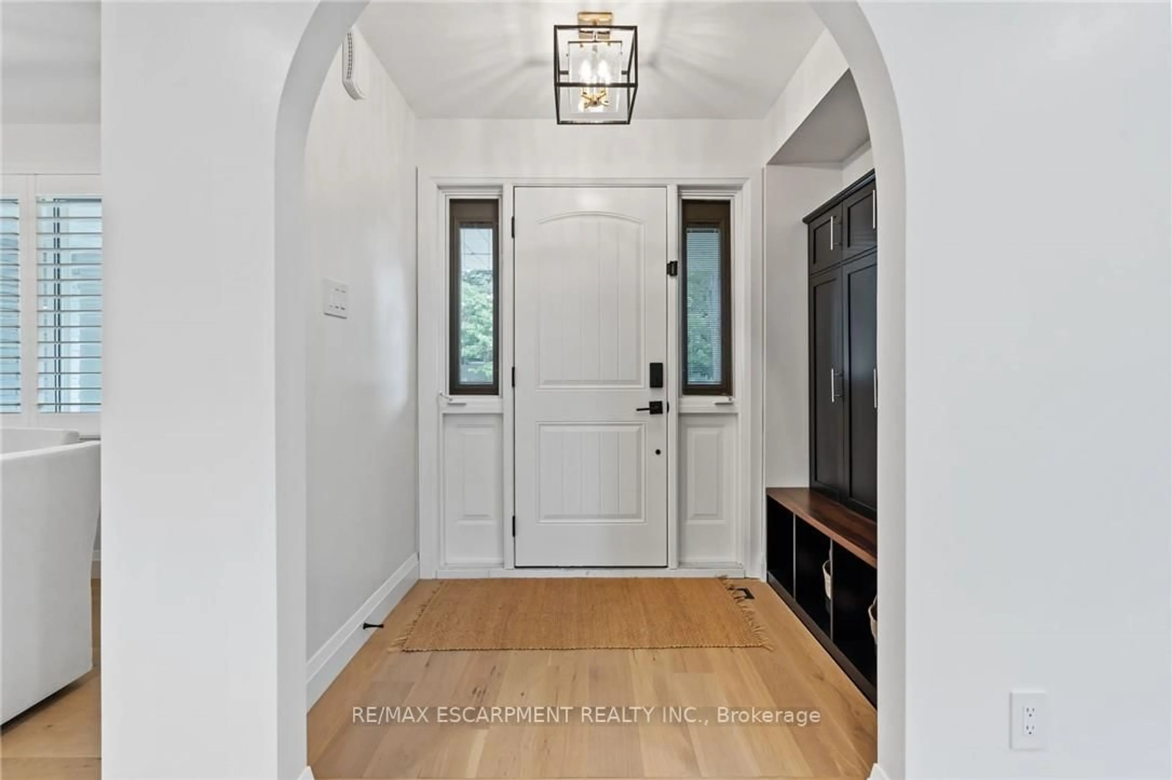 Indoor entryway for 250 LINWOOD Cres, Burlington Ontario L7L 4A1
