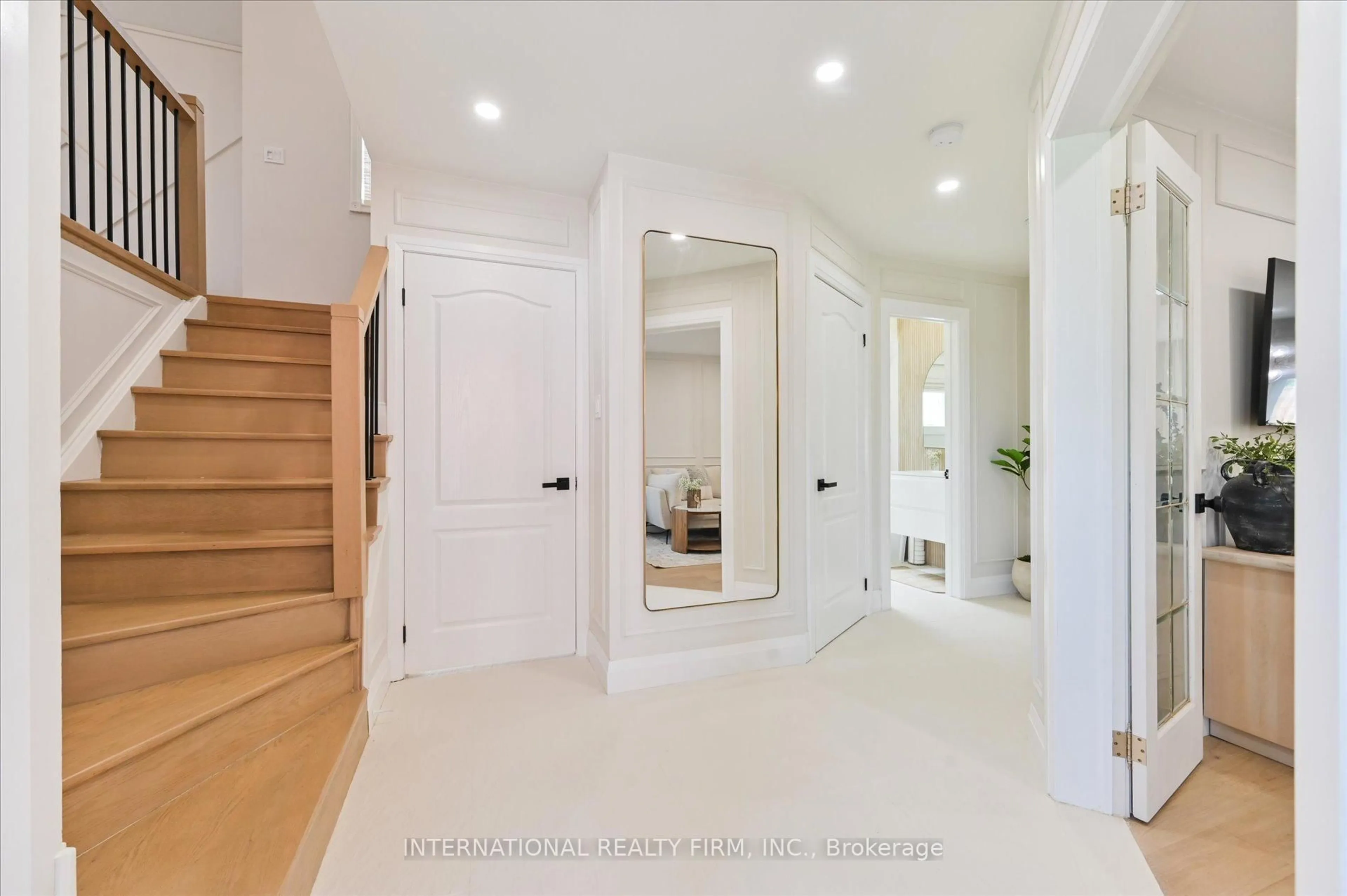 Indoor entryway for 7337 Sandhurst Dr, Mississauga Ontario L5N 7G7