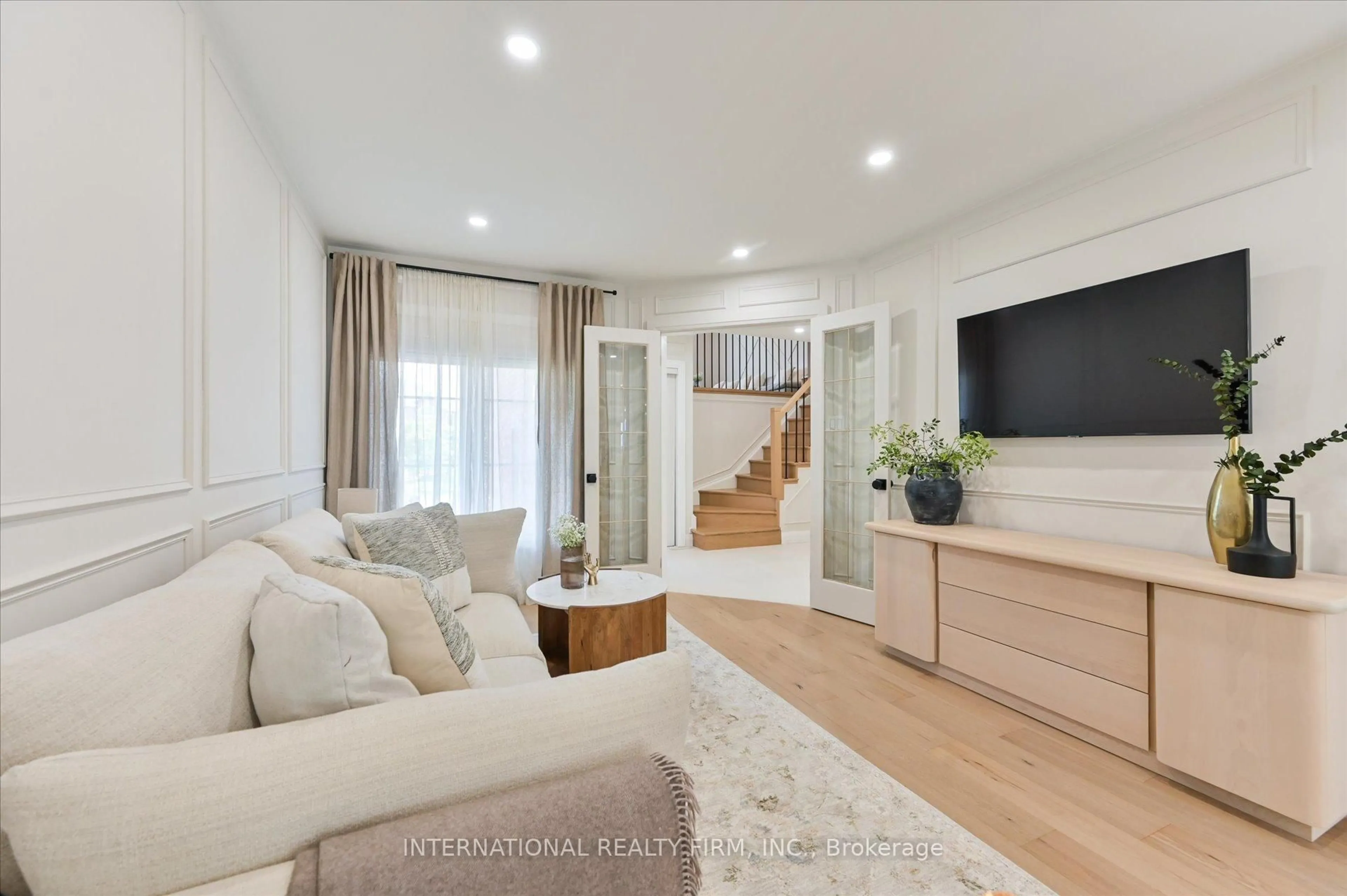 Living room with furniture, wood/laminate floor for 7337 Sandhurst Dr, Mississauga Ontario L5N 7G7