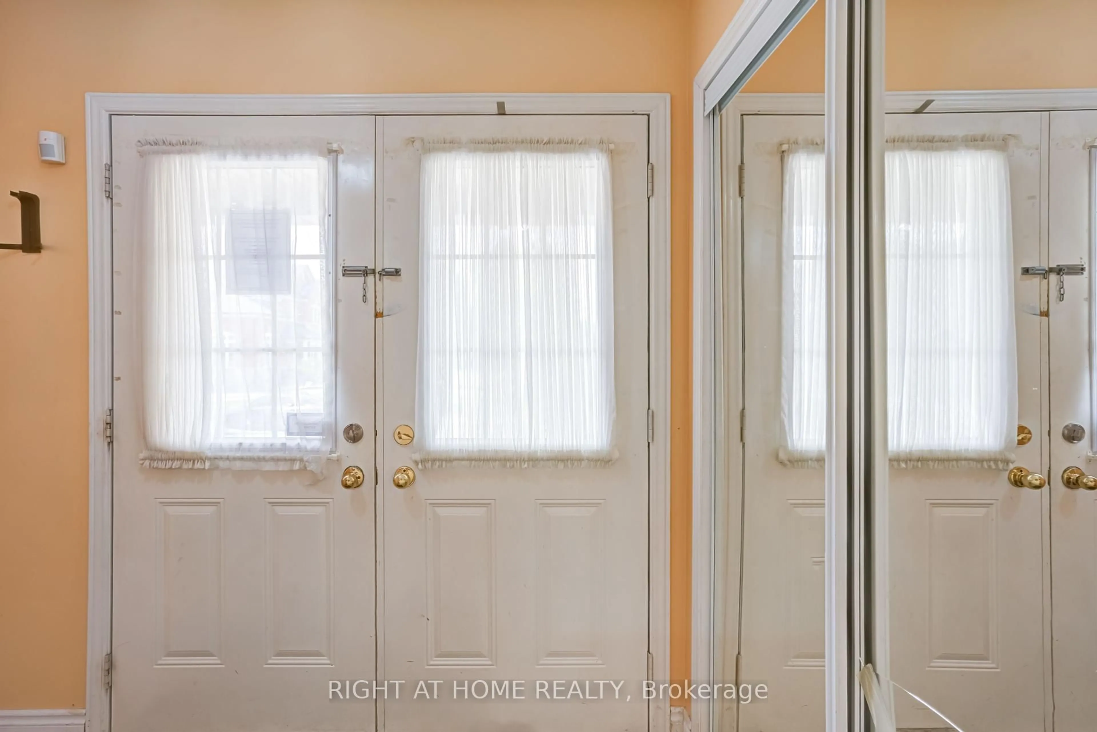 Indoor entryway for 19 Peachill Crt, Brampton Ontario L6P 3E6