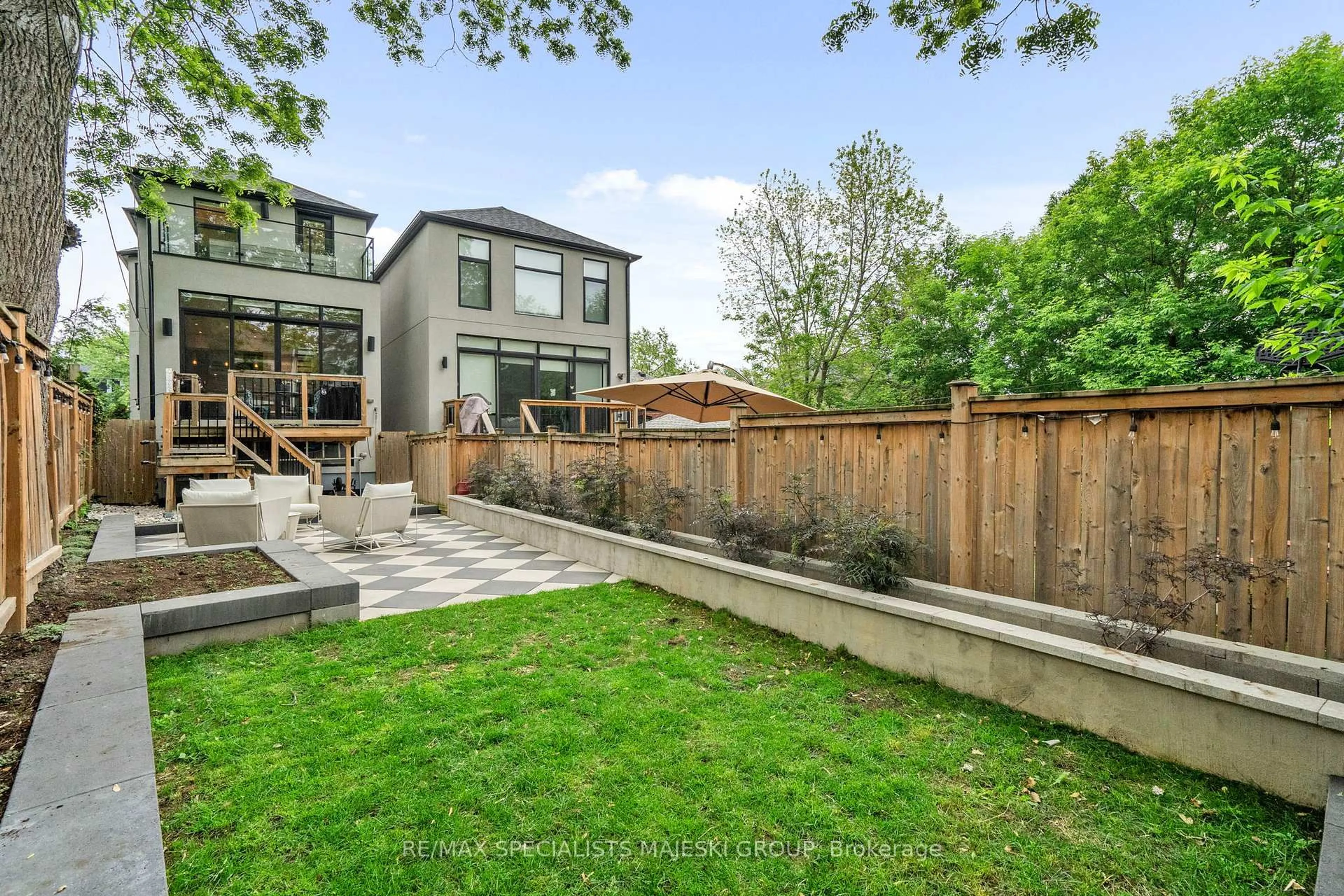 Patio, street for 212b Queens Ave, Toronto Ontario M8V 2N9
