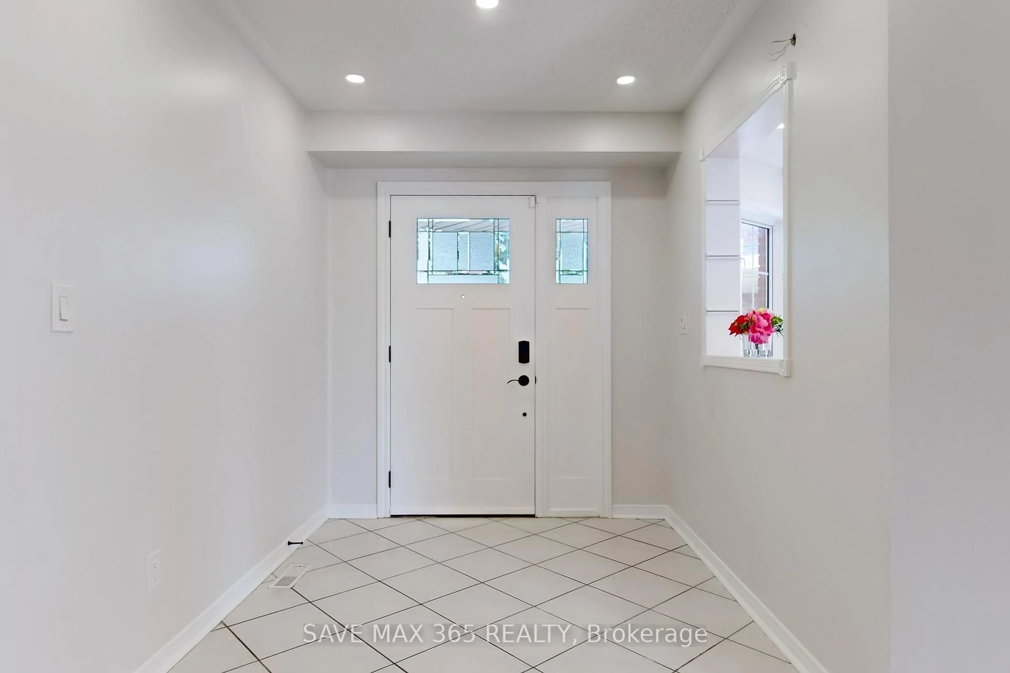 Indoor entryway for 5550 Bollington Dr, Mississauga Ontario L5V 2H4