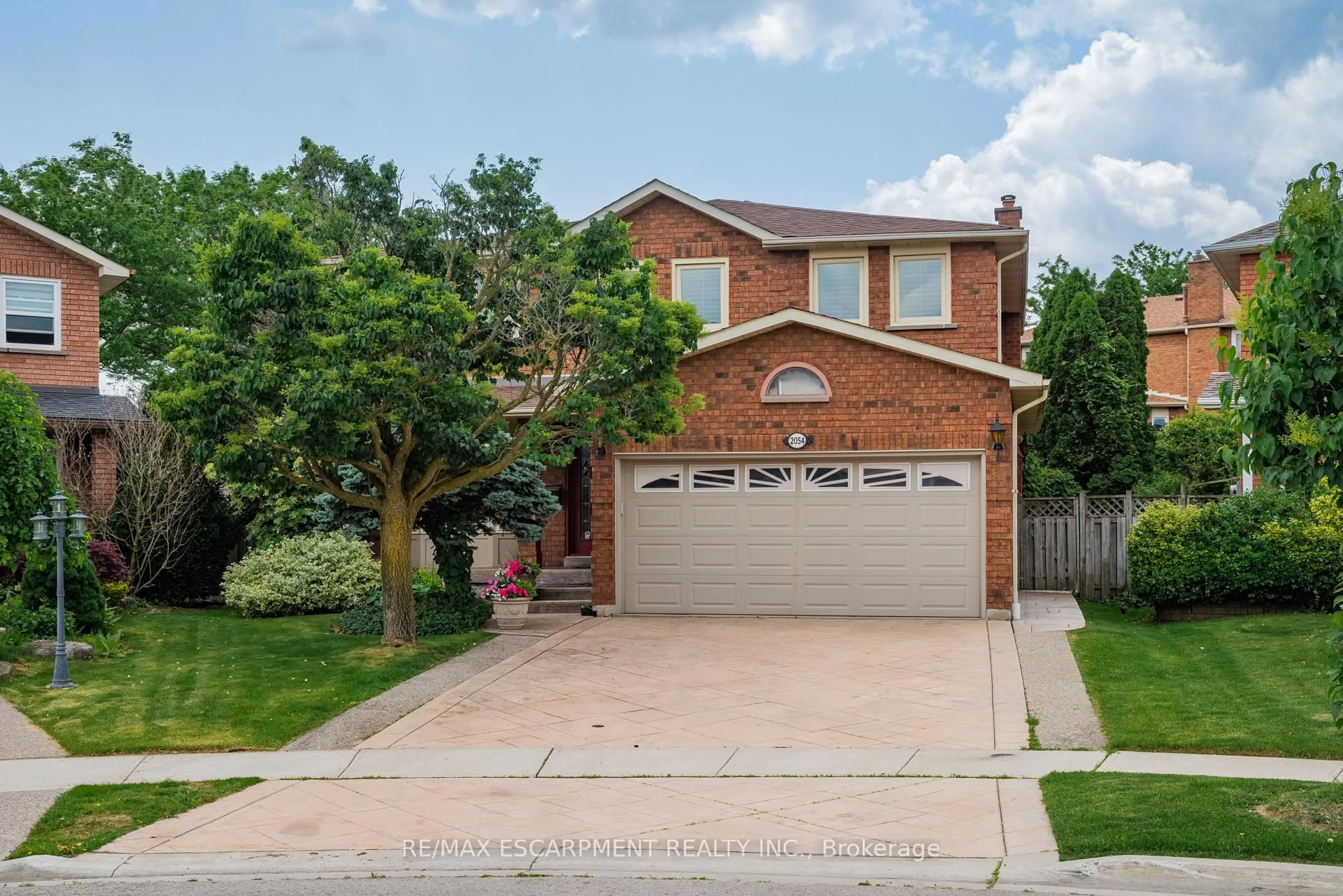 Home with brick exterior material, street for 2054 Teeside Crt, Mississauga Ontario L5M 3E5