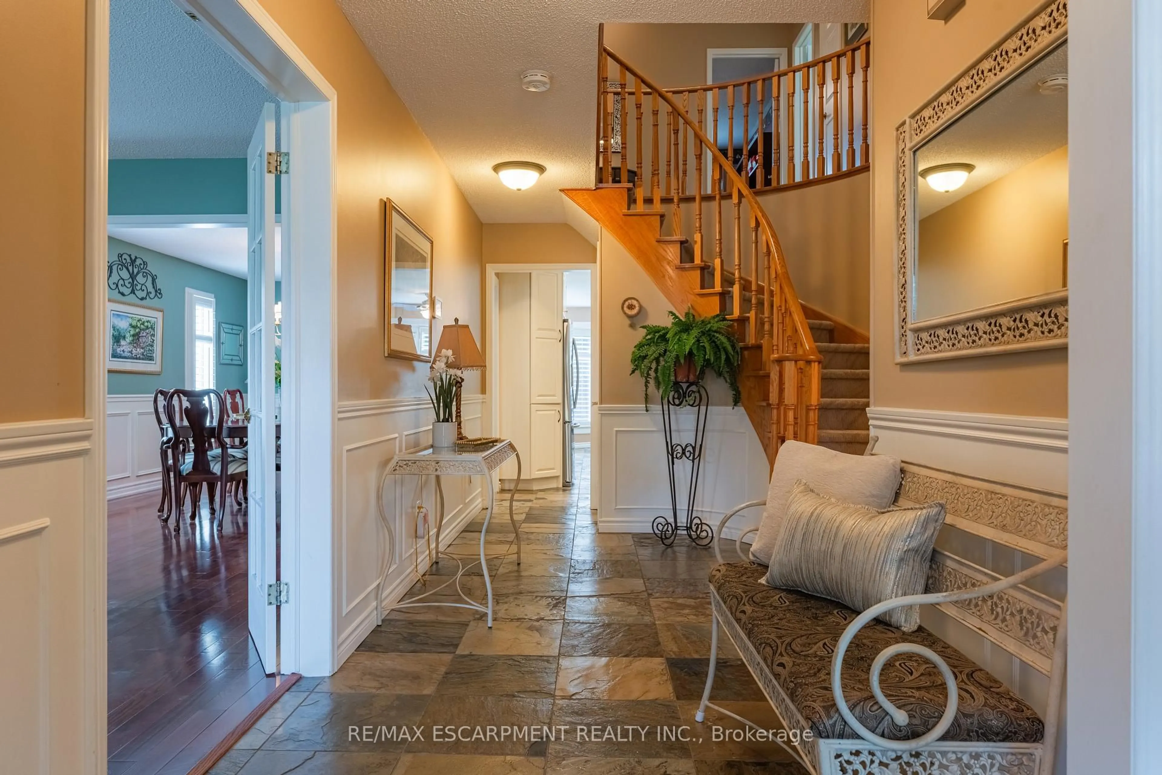 Indoor entryway for 2054 Teeside Crt, Mississauga Ontario L5M 3E5