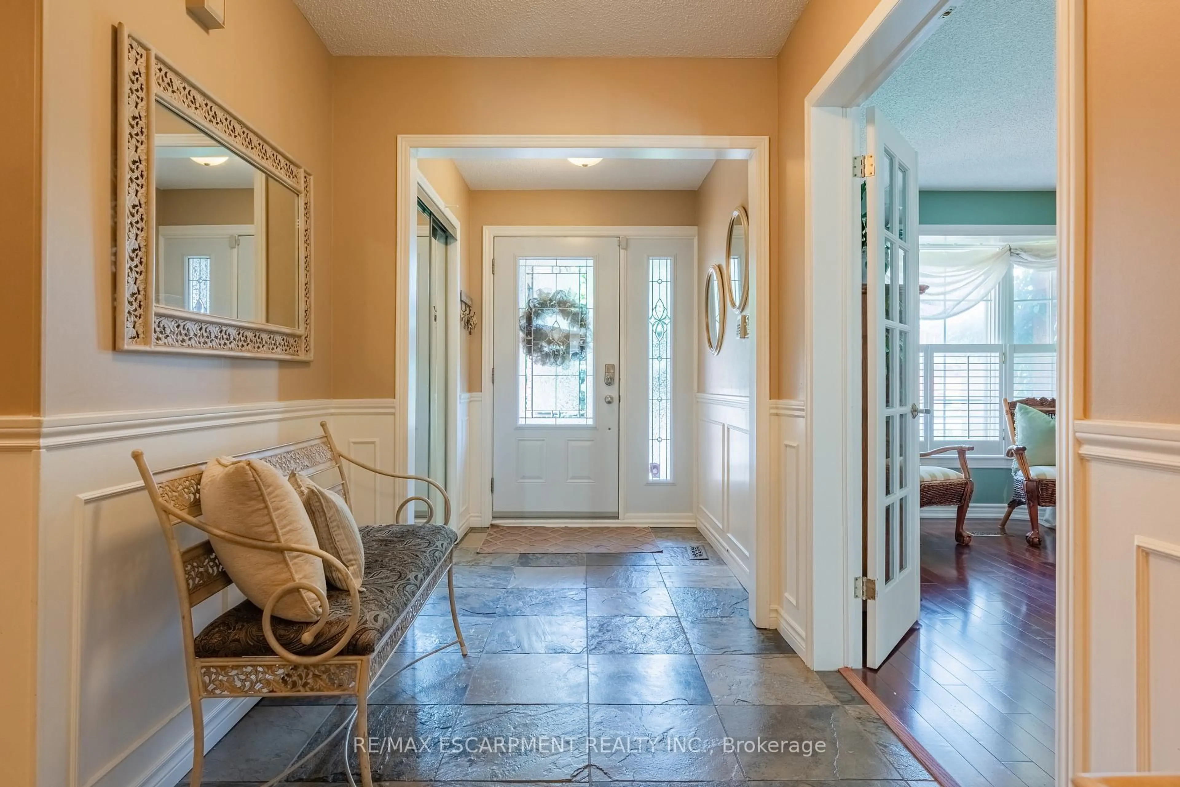 Indoor entryway for 2054 Teeside Crt, Mississauga Ontario L5M 3E5