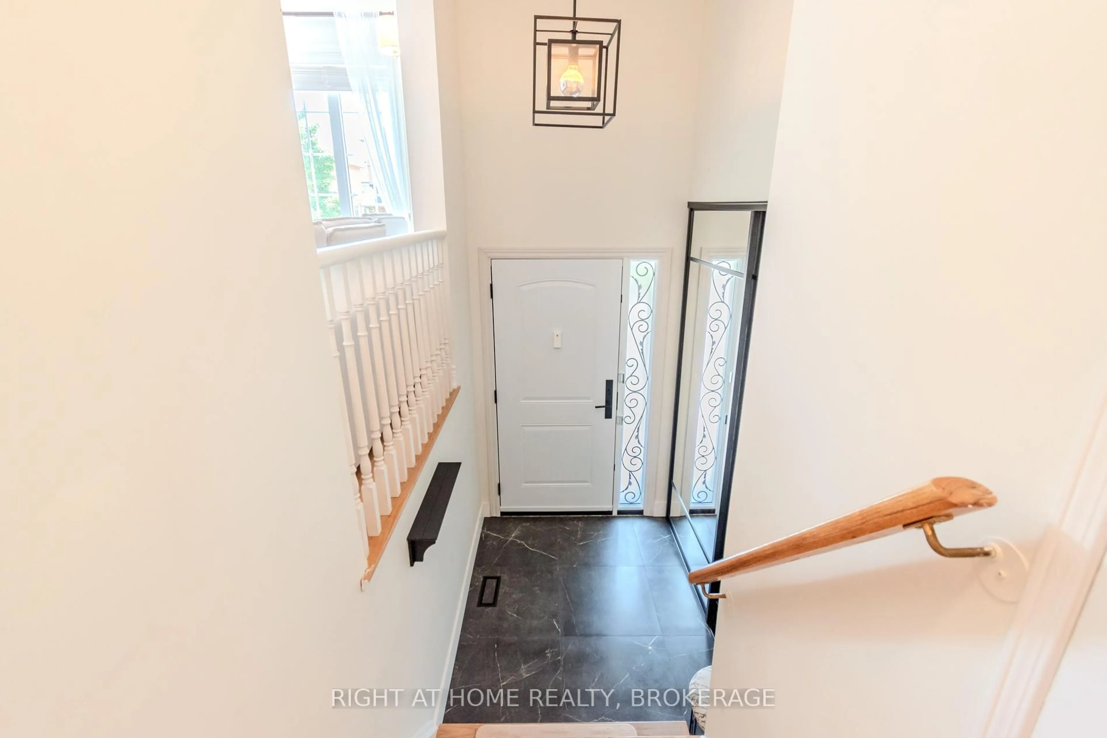 Indoor entryway for 2515 Gill Cres, Oakville Ontario L6H 6R8