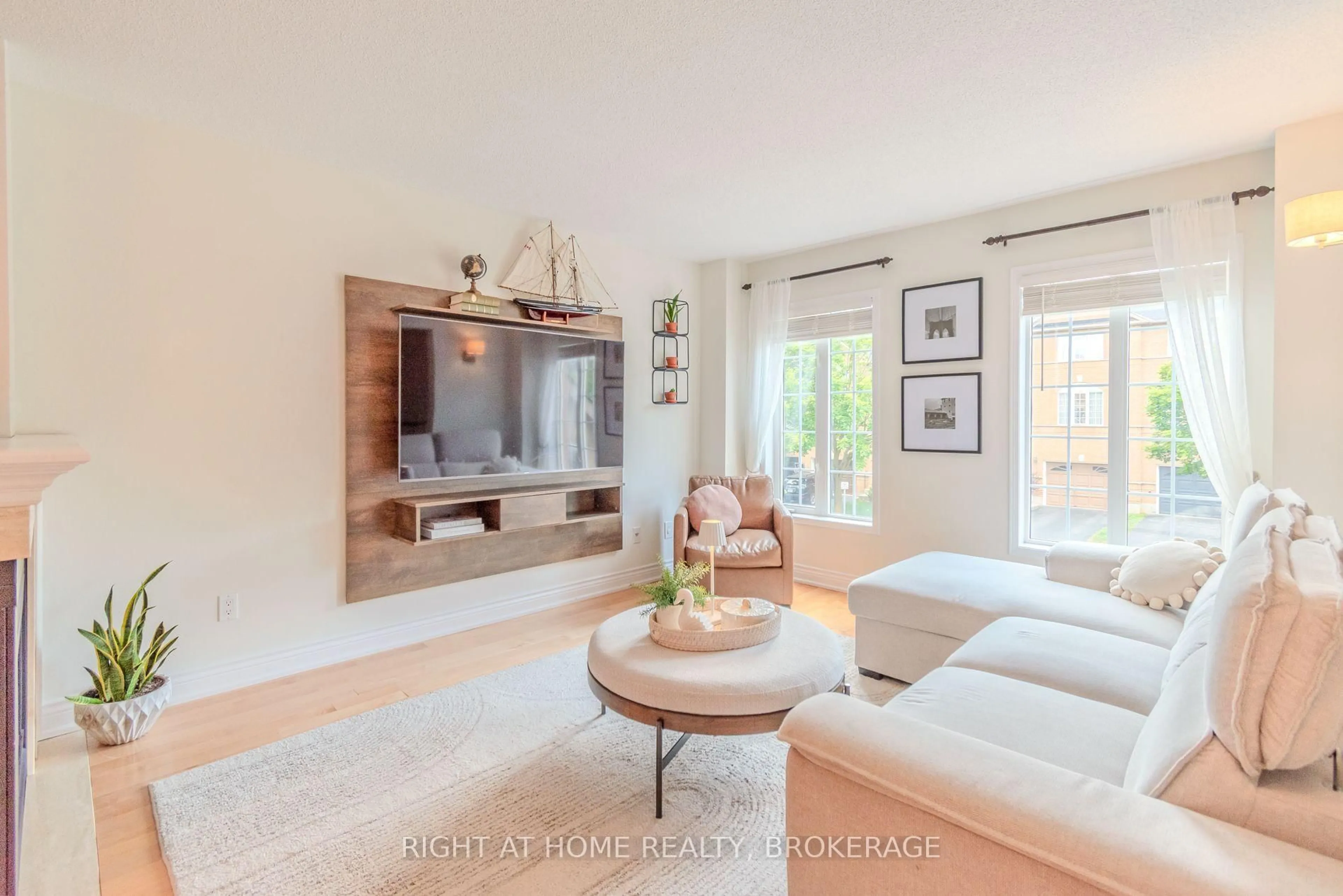 Living room with furniture, unknown for 2515 Gill Cres, Oakville Ontario L6H 6R8