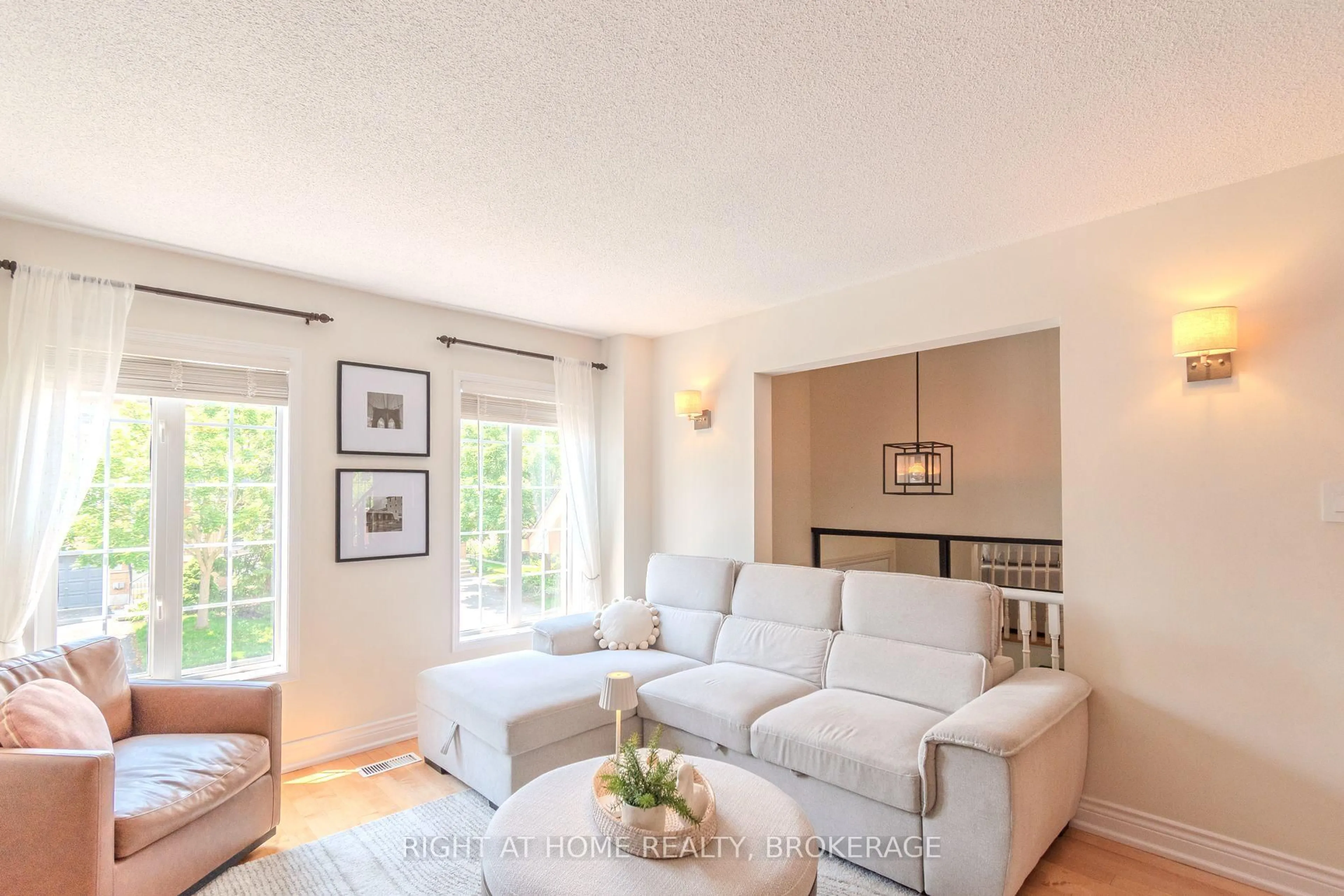 Living room with furniture, unknown for 2515 Gill Cres, Oakville Ontario L6H 6R8