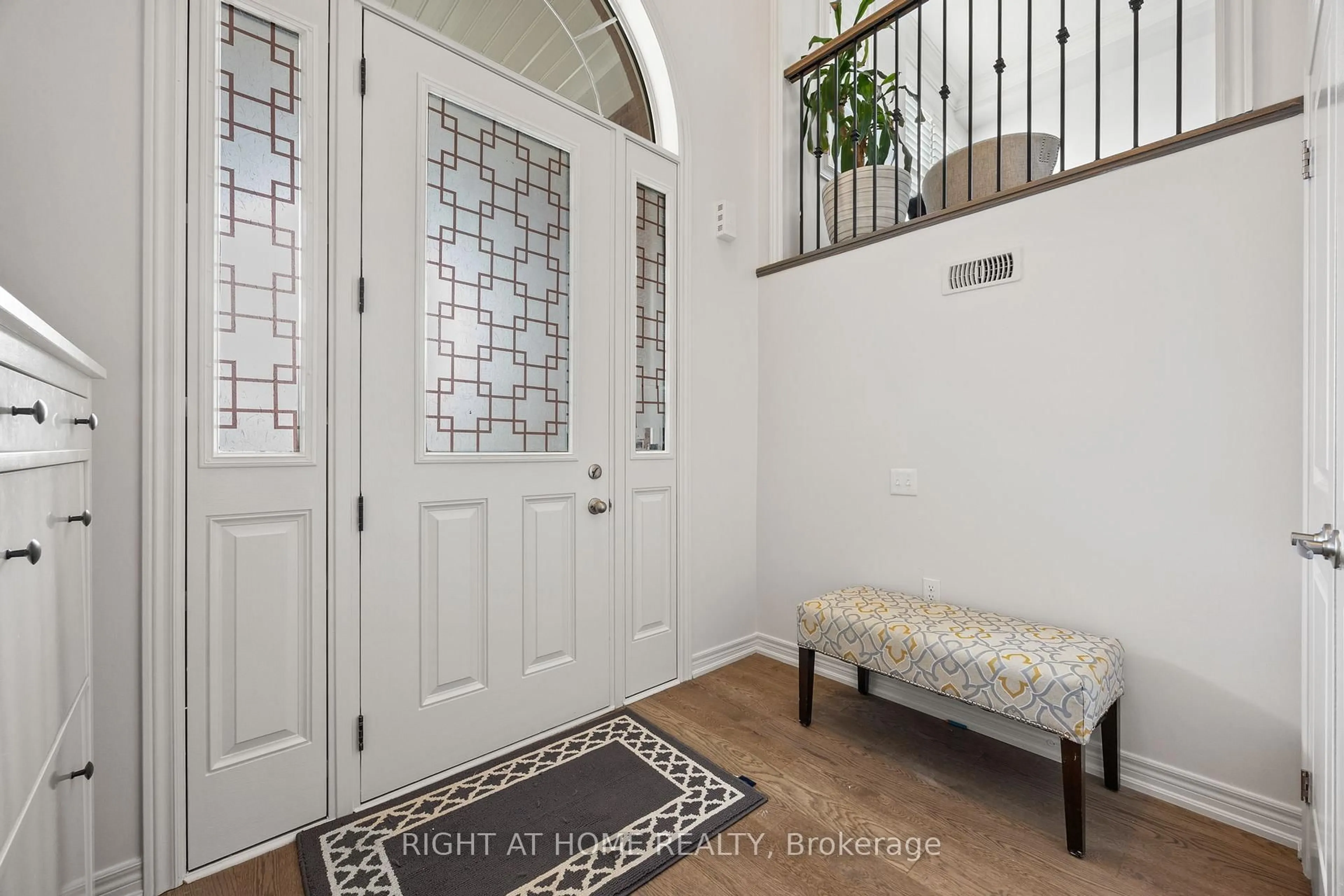 Indoor entryway for 36 Meadowcreek Rd, Caledon Ontario L7C 4A1