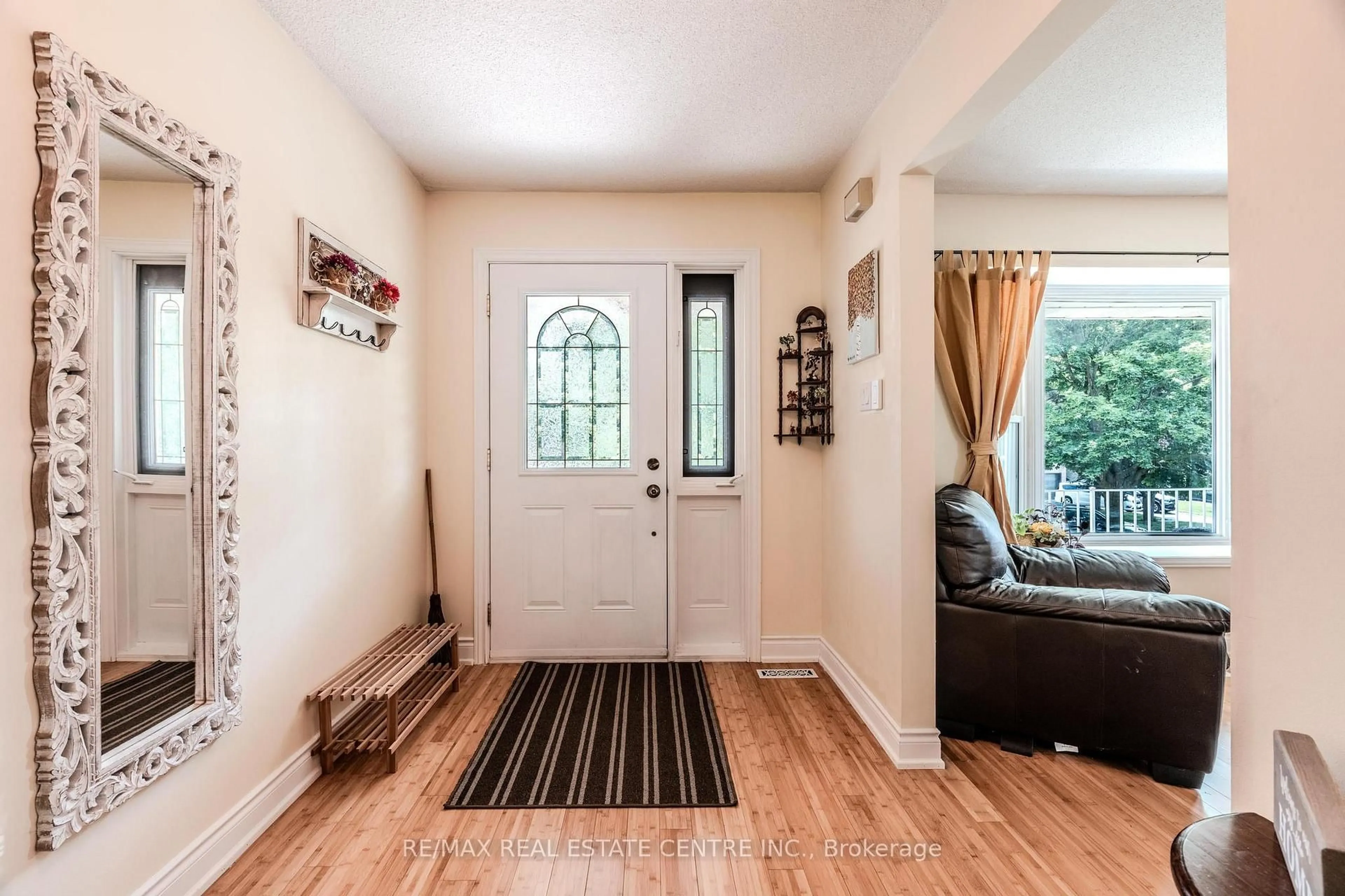Indoor entryway for 22 Hillside Dr, Halton Hills Ontario L7G 4W3