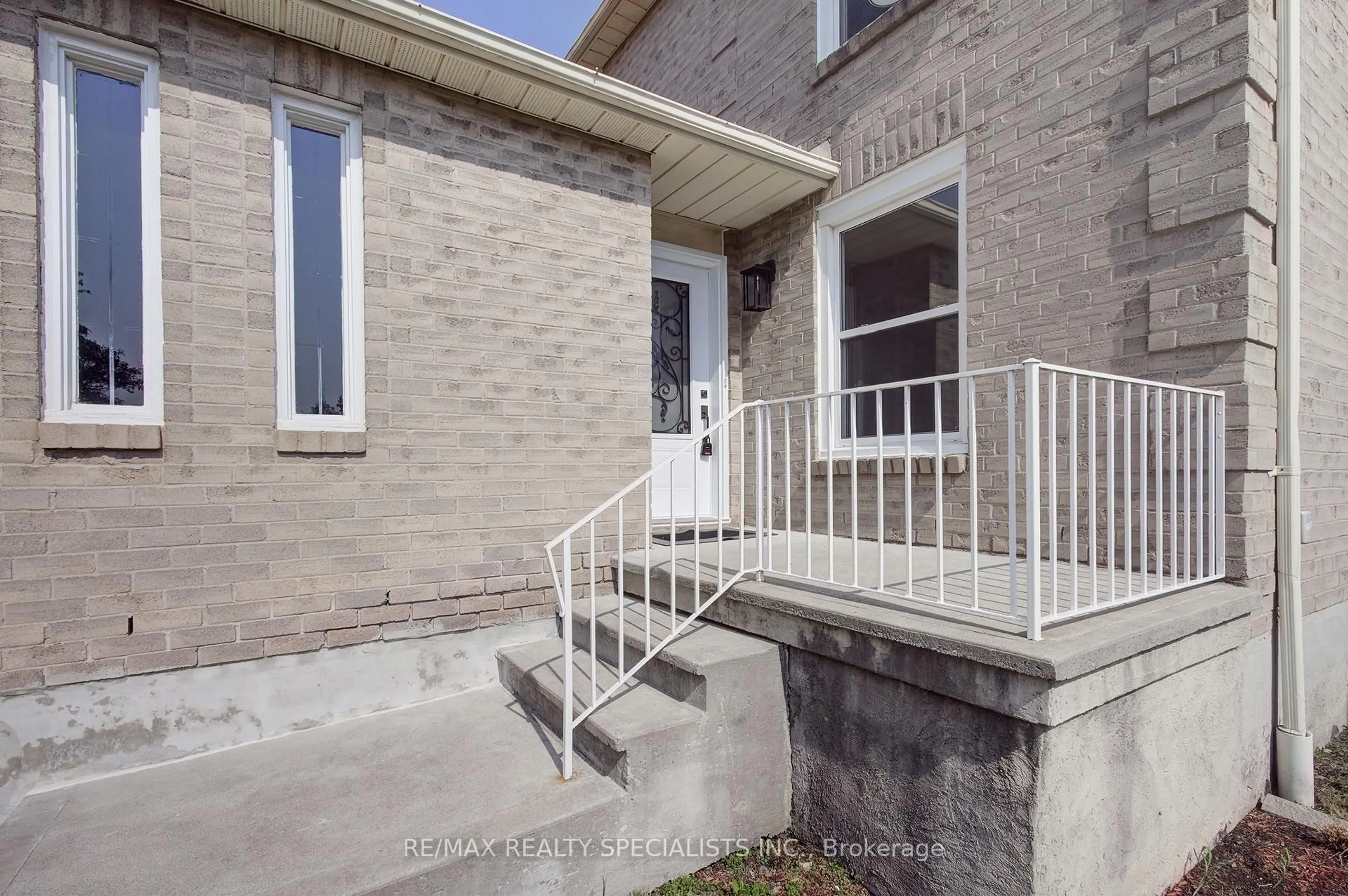 Unknown for 3290 Pilcom Cres, Mississauga Ontario L5B 3X4