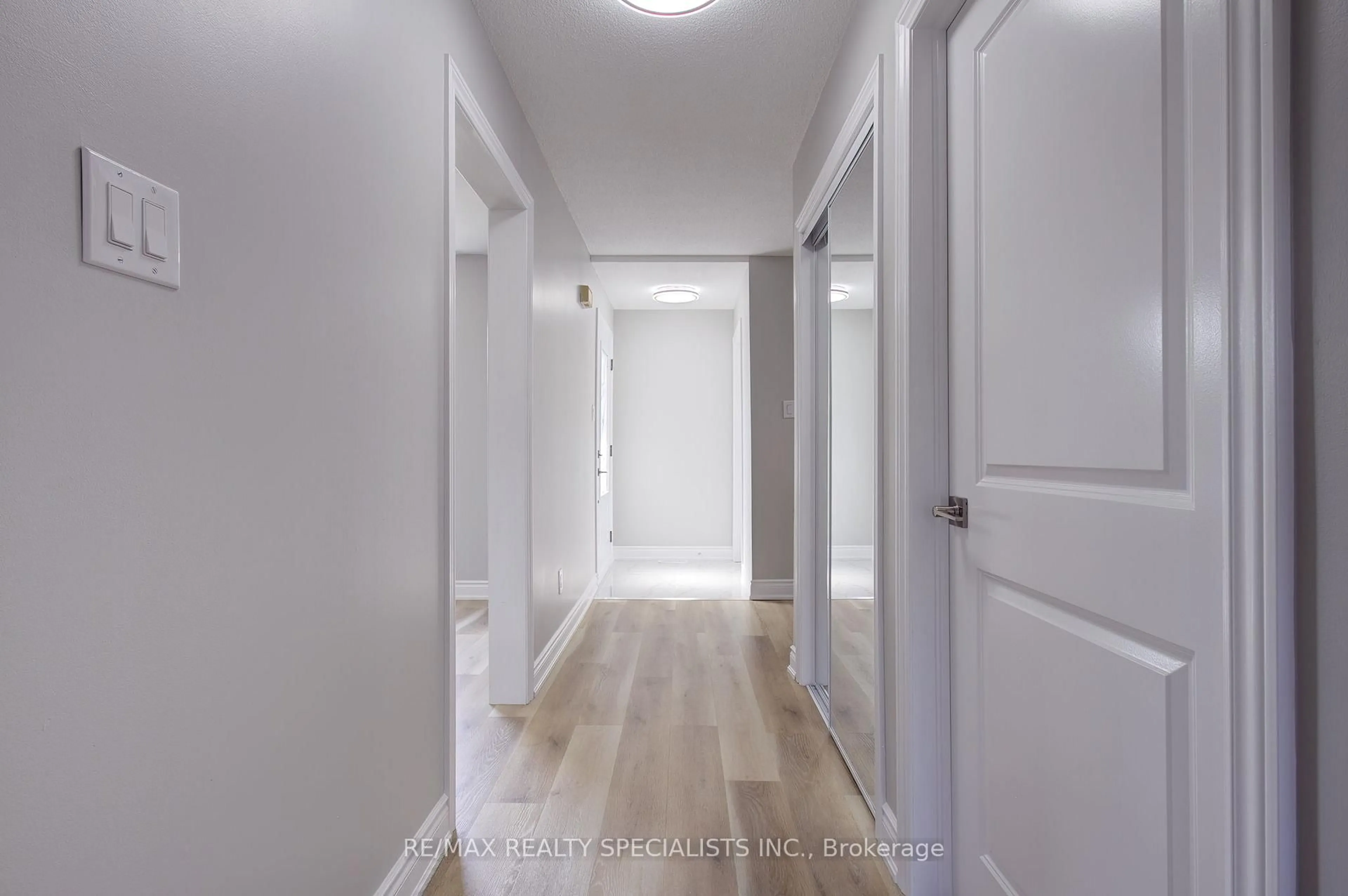 Indoor entryway for 3290 Pilcom Cres, Mississauga Ontario L5B 3X4