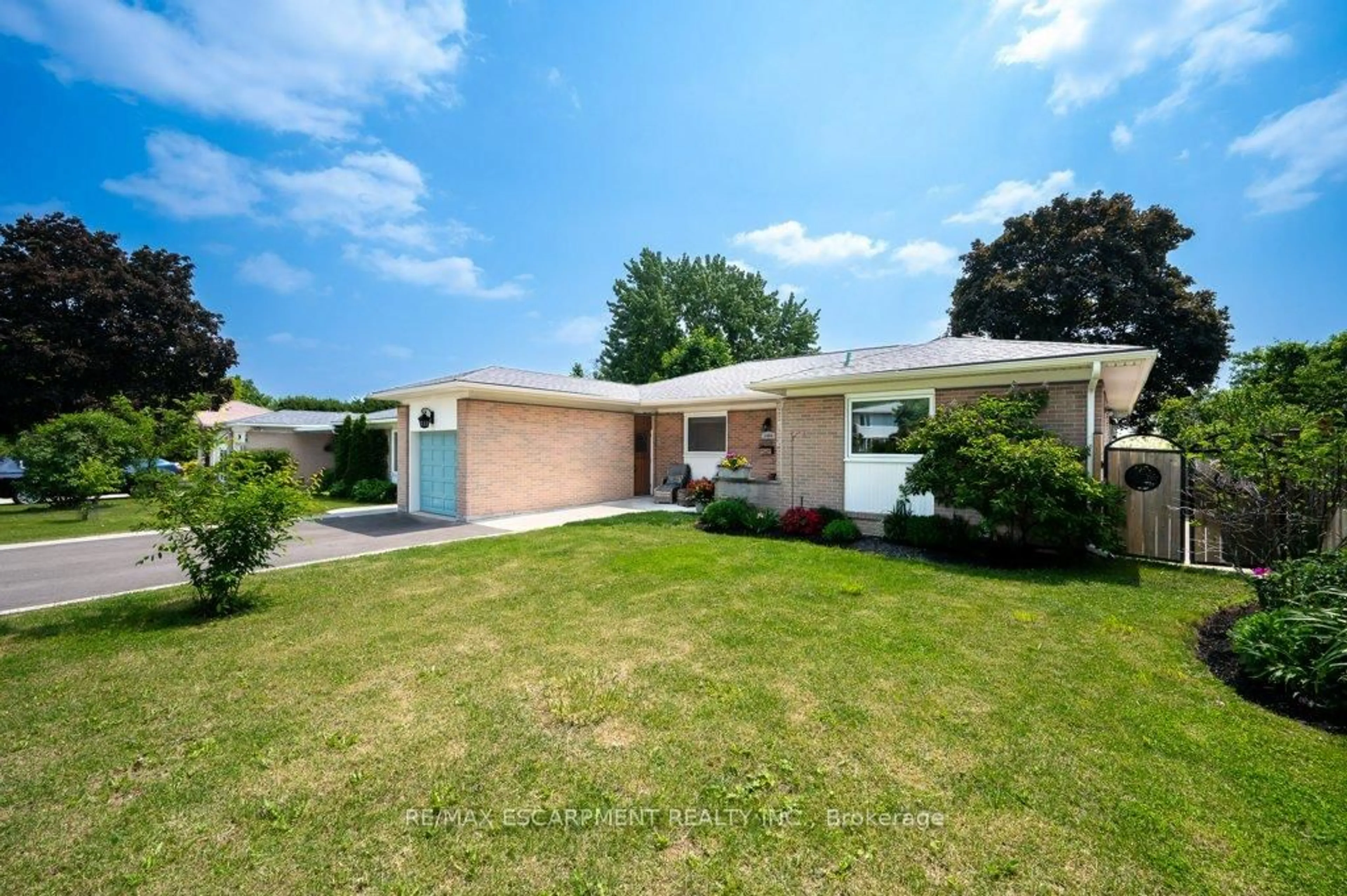 Home with vinyl exterior material, street for 1484 Seaview Dr, Mississauga Ontario L5J 1X5