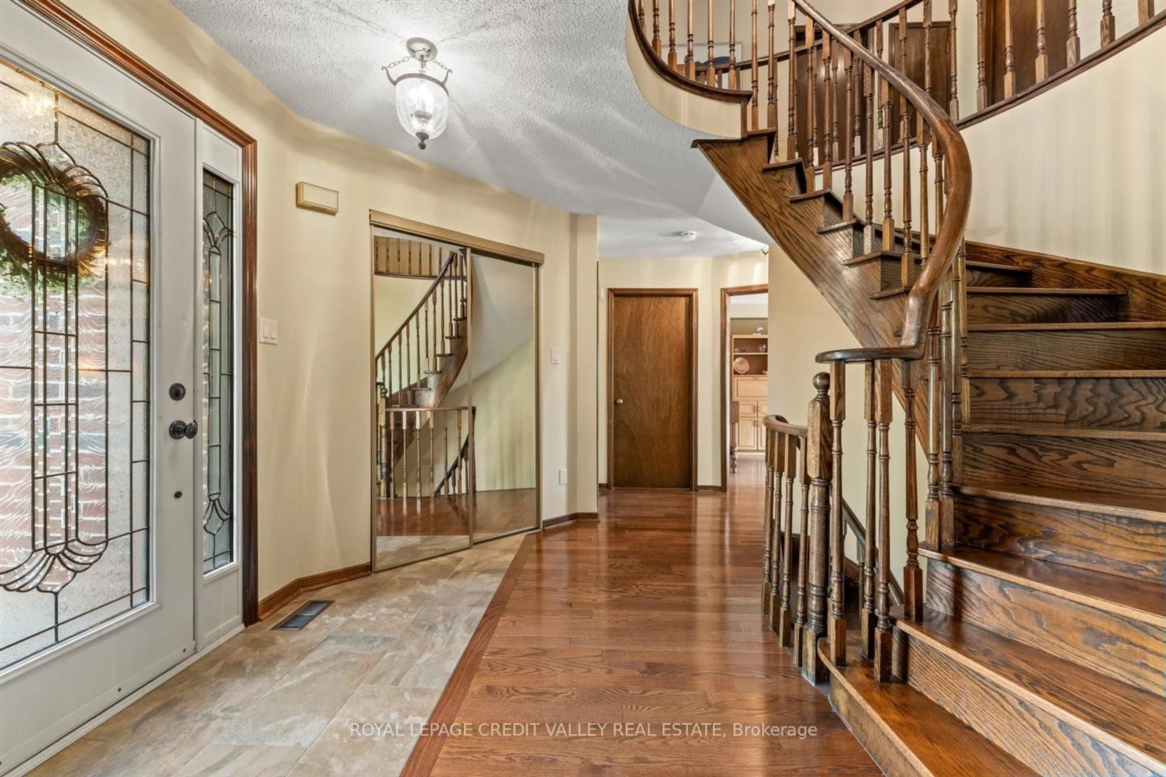 Indoor foyer for 32 Hall Cres, Brampton Ontario L6X 3J7