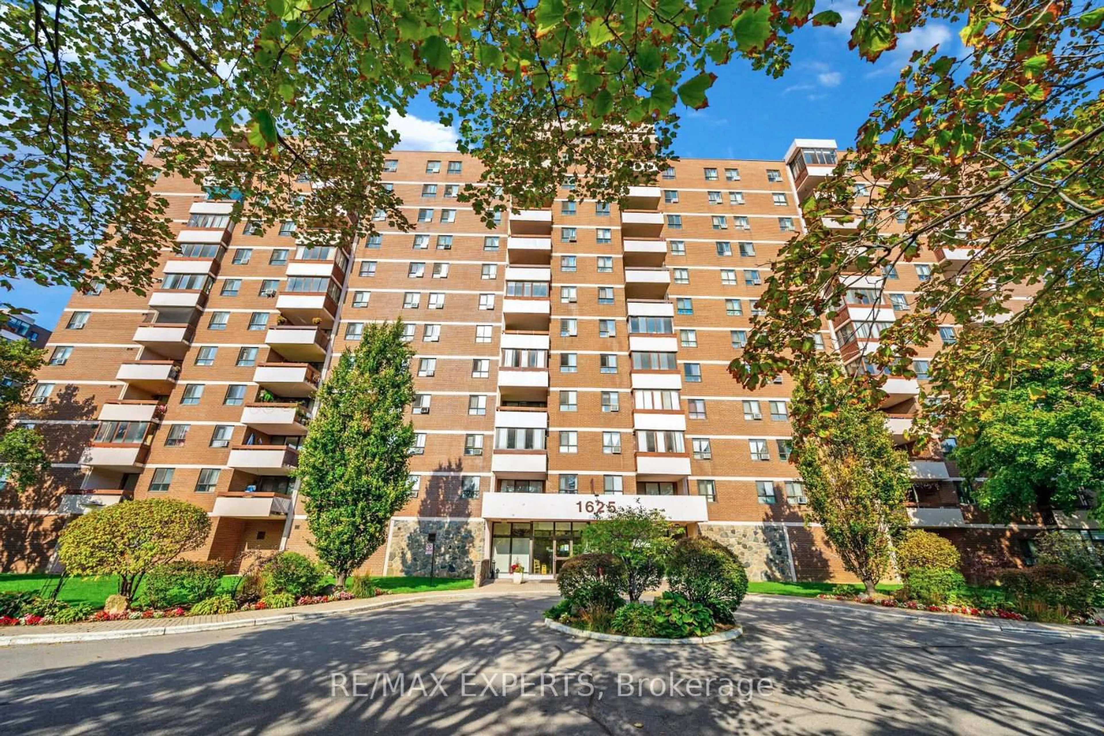A pic from outside/outdoor area/front of a property/back of a property/a pic from drone, street for 1625 Bloor St #924, Mississauga Ontario L4X 1S3