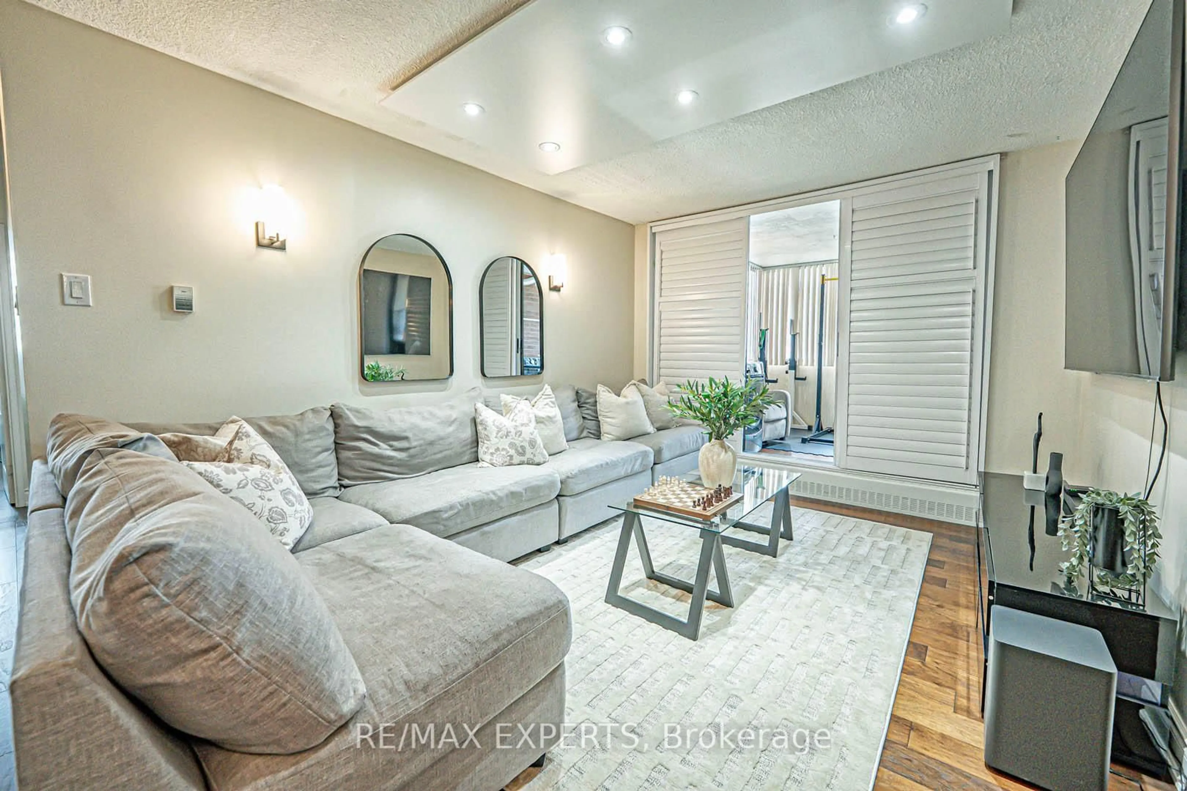 Living room with furniture, unknown for 1625 Bloor St #924, Mississauga Ontario L4X 1S3