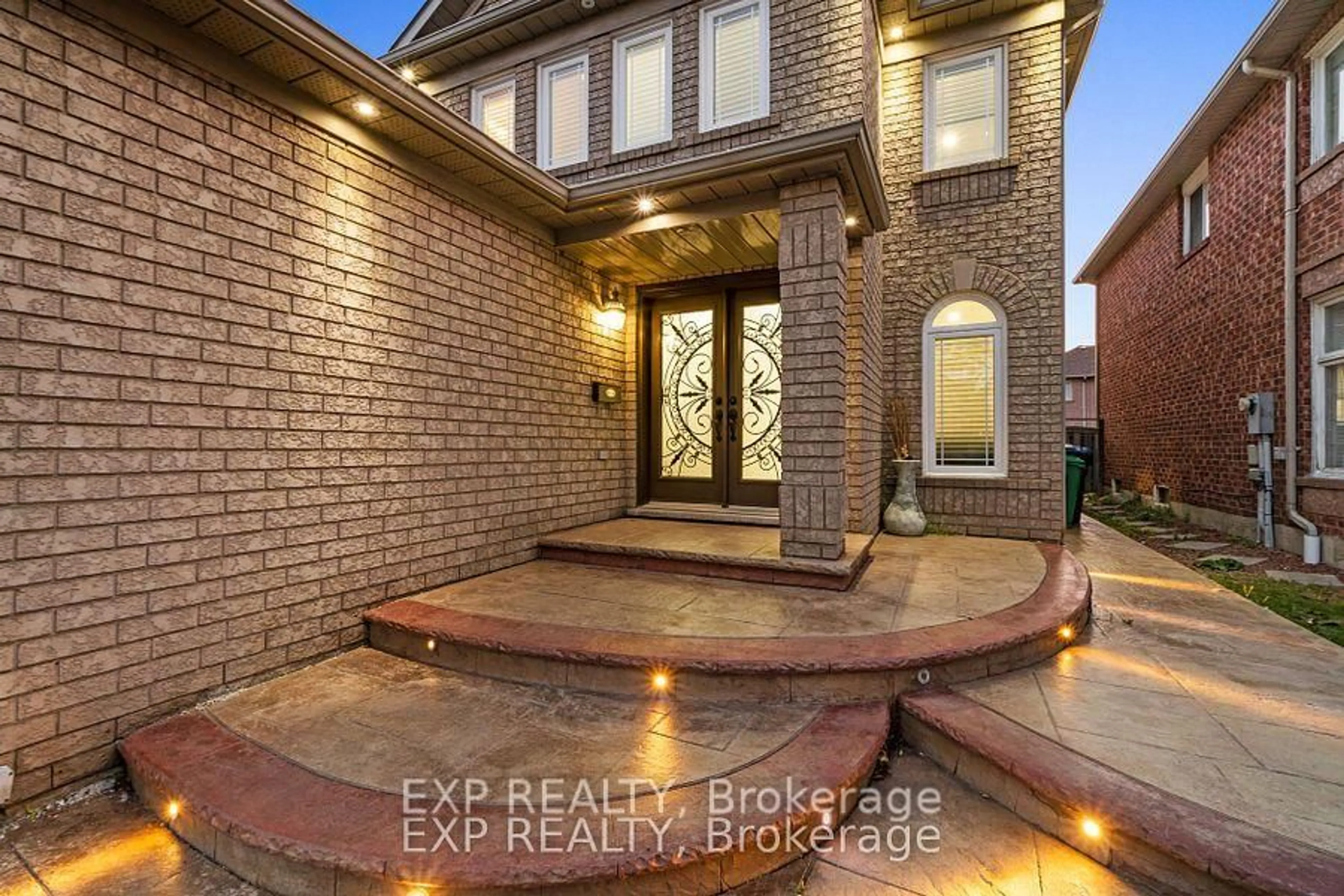 Indoor entryway for 5122 Timber Mill Crt, Mississauga Ontario L5V 2B8
