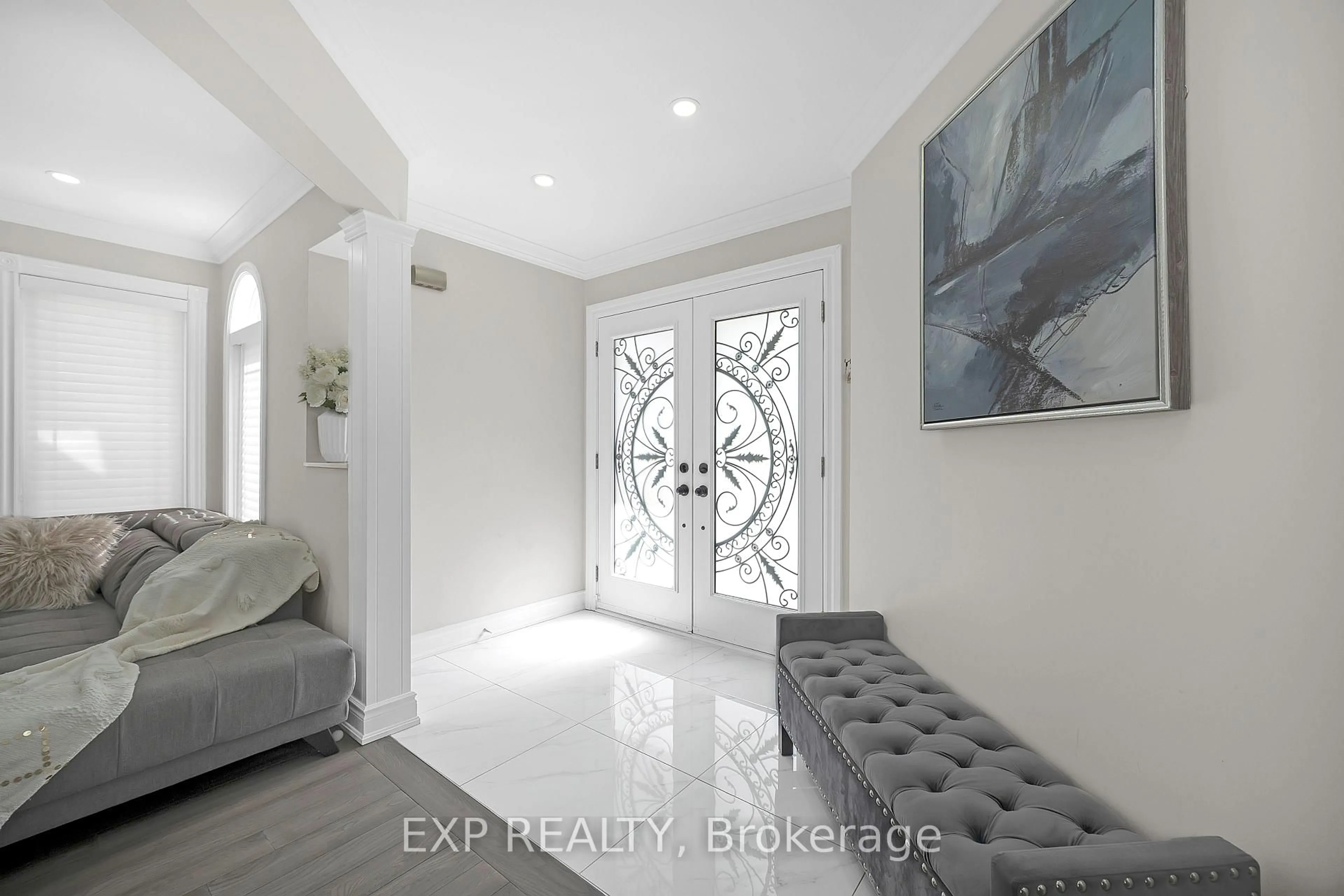 Indoor entryway for 5122 Timber Mill Crt, Mississauga Ontario L5V 2B8
