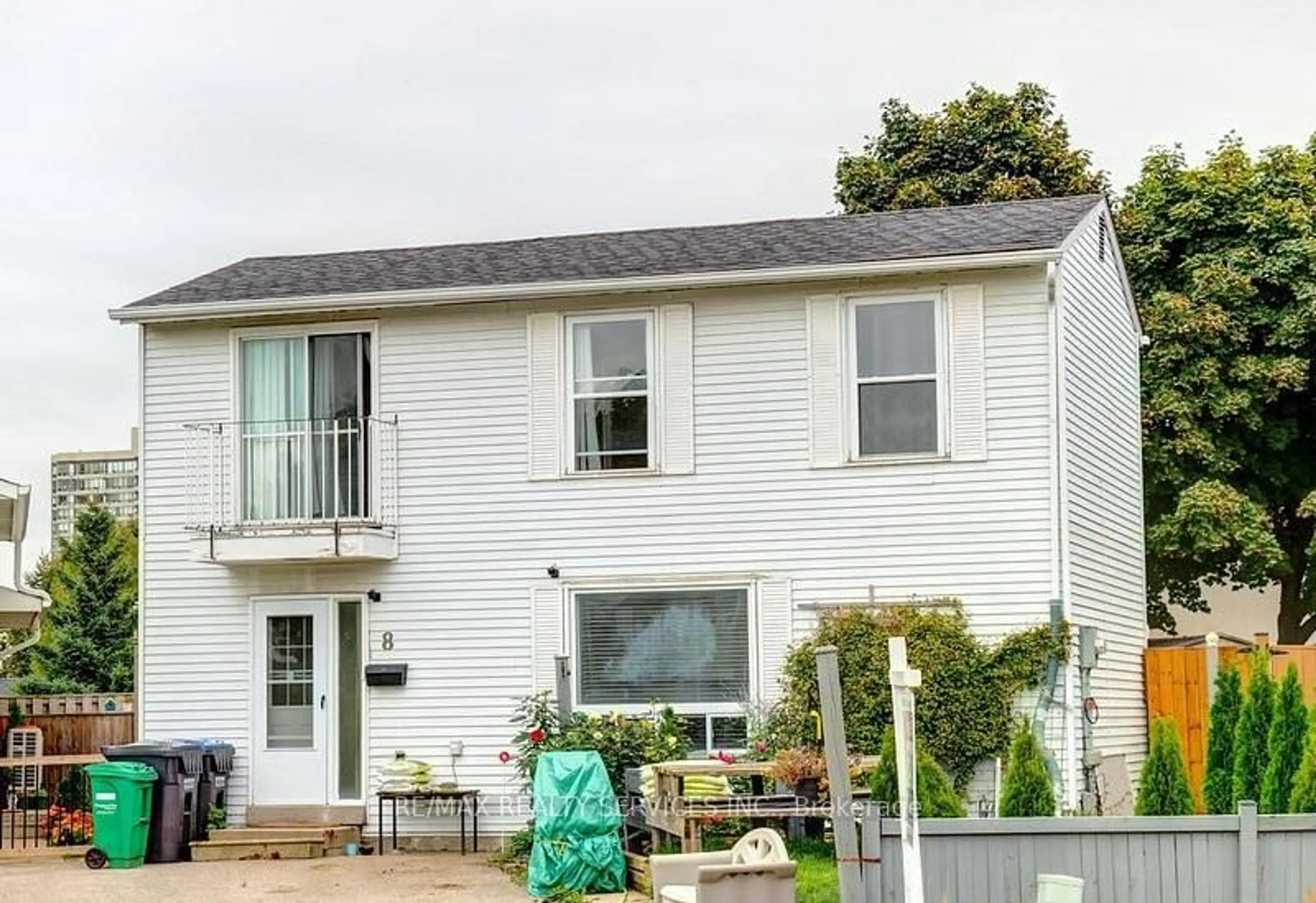 Home with vinyl exterior material, street for 8 Heatherside Crt, Brampton Ontario L6S 1N9