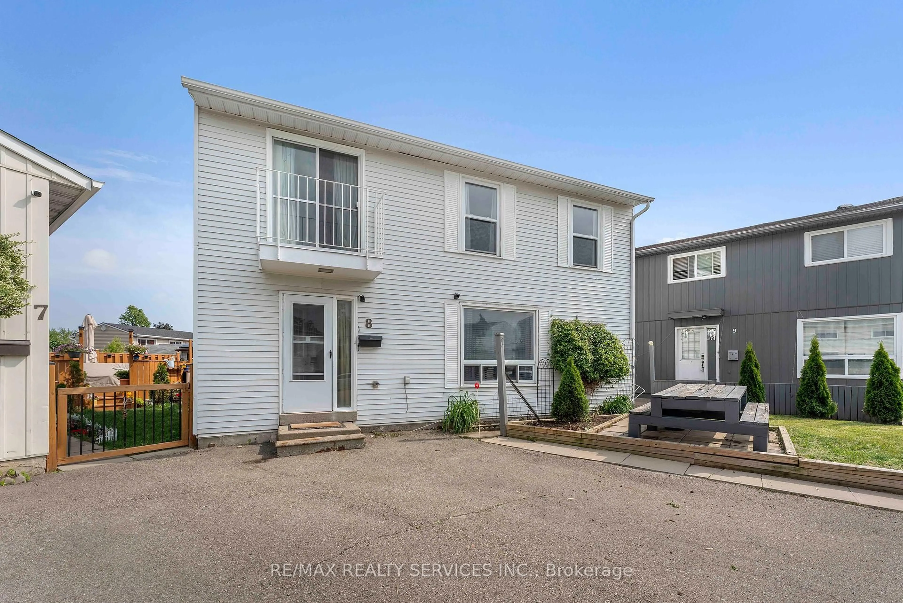 Unknown for 8 Heatherside Crt, Brampton Ontario L6S 1N9