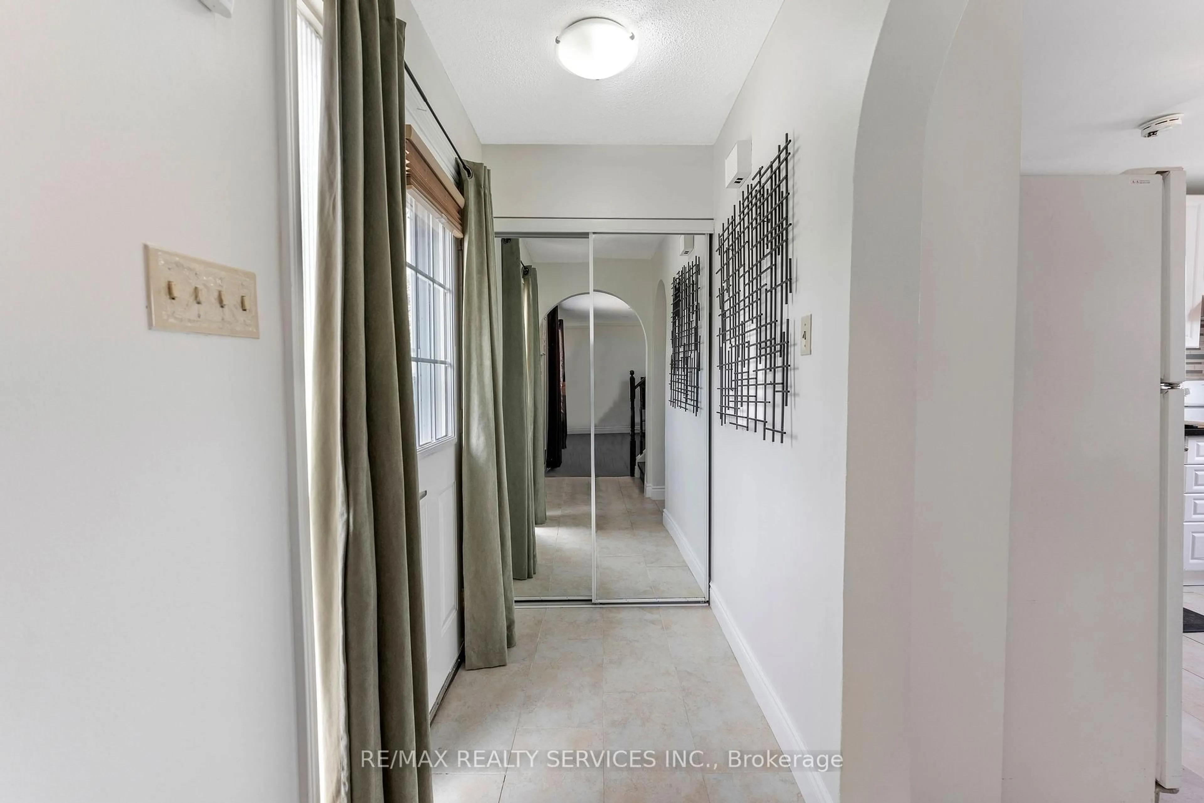 Indoor foyer for 8 Heatherside Crt, Brampton Ontario L6S 1N9