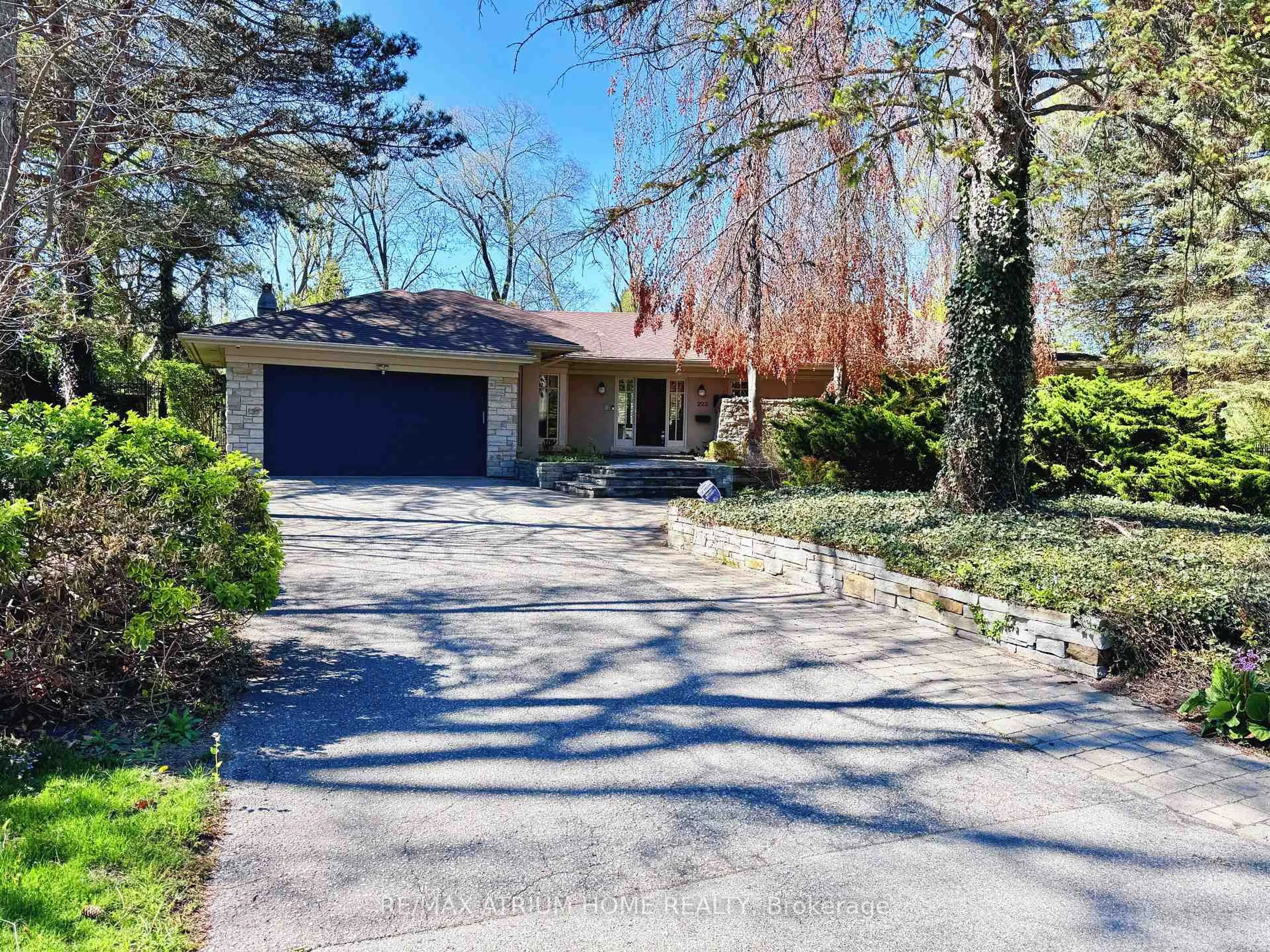 A pic from outside/outdoor area/front of a property/back of a property/a pic from drone, street for 223 Trelawn Ave, Oakville Ontario L6J 4R3