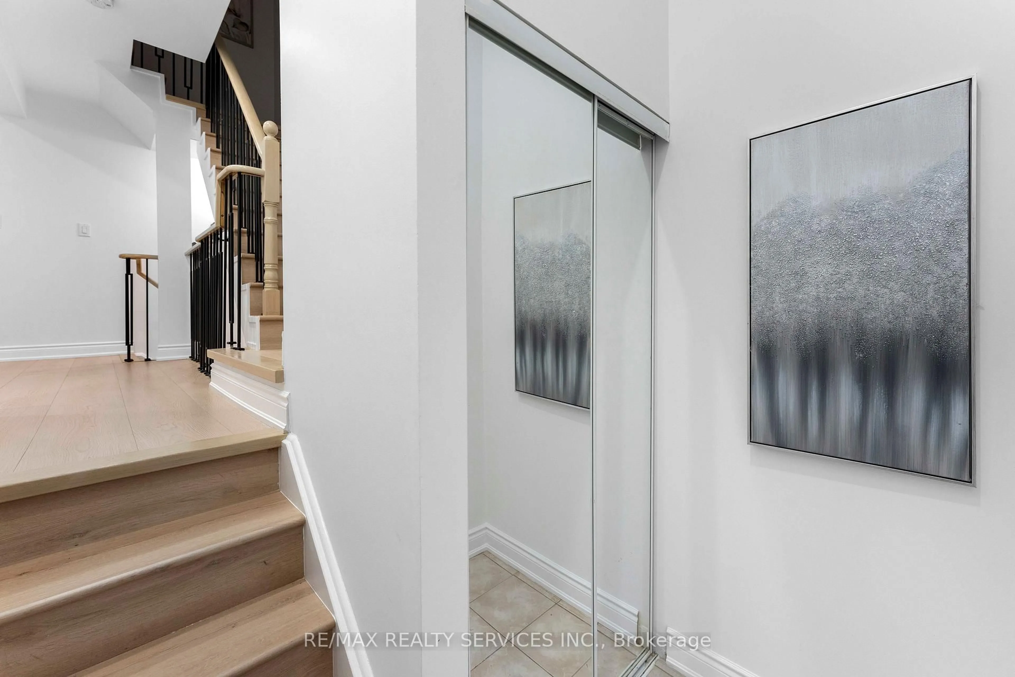 Indoor entryway for 80 Acorn Pl #28, Mississauga Ontario L4Z 4C9