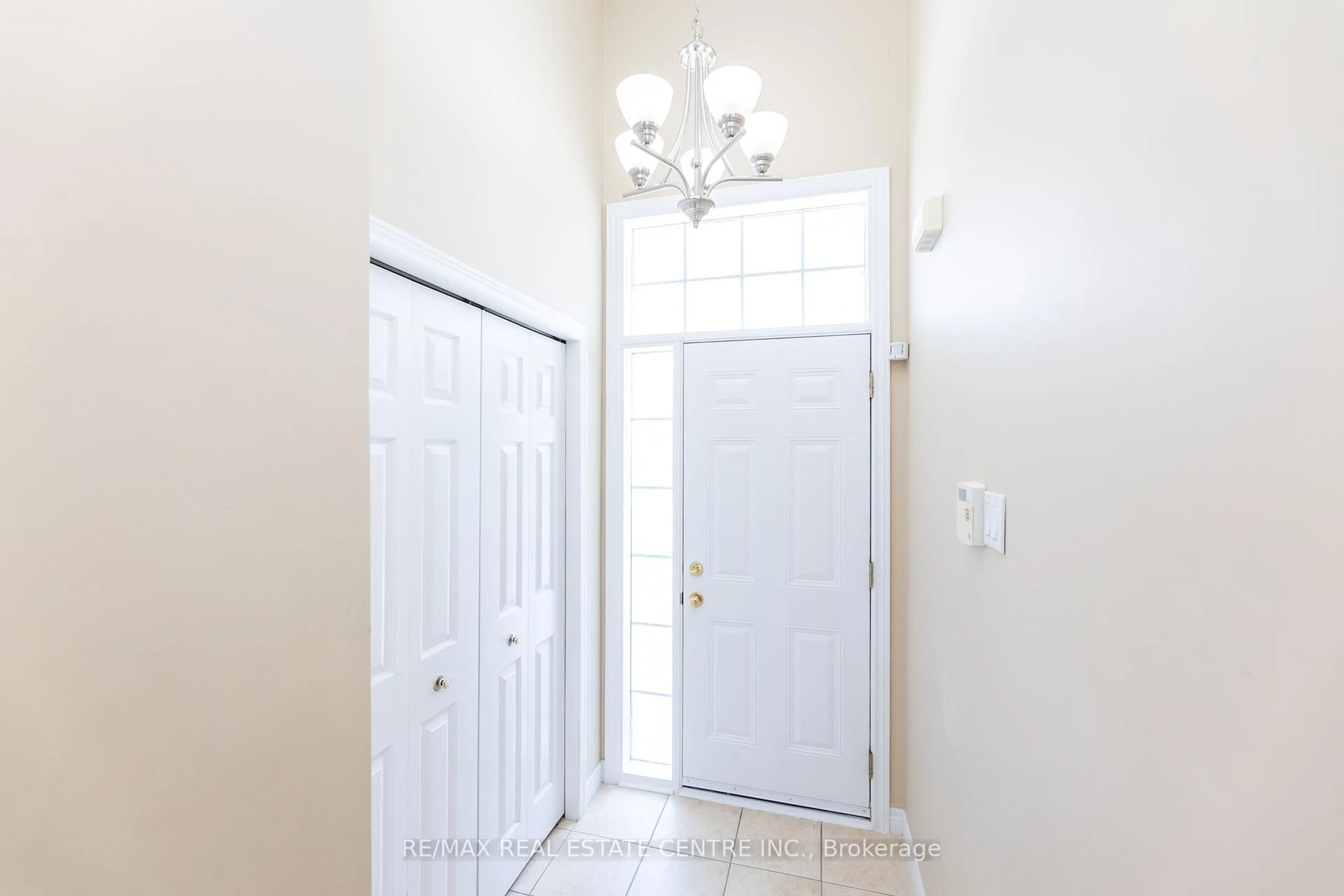 Indoor entryway for 2280 Baronwood Dr #14, Oakville Ontario L6M 5J8