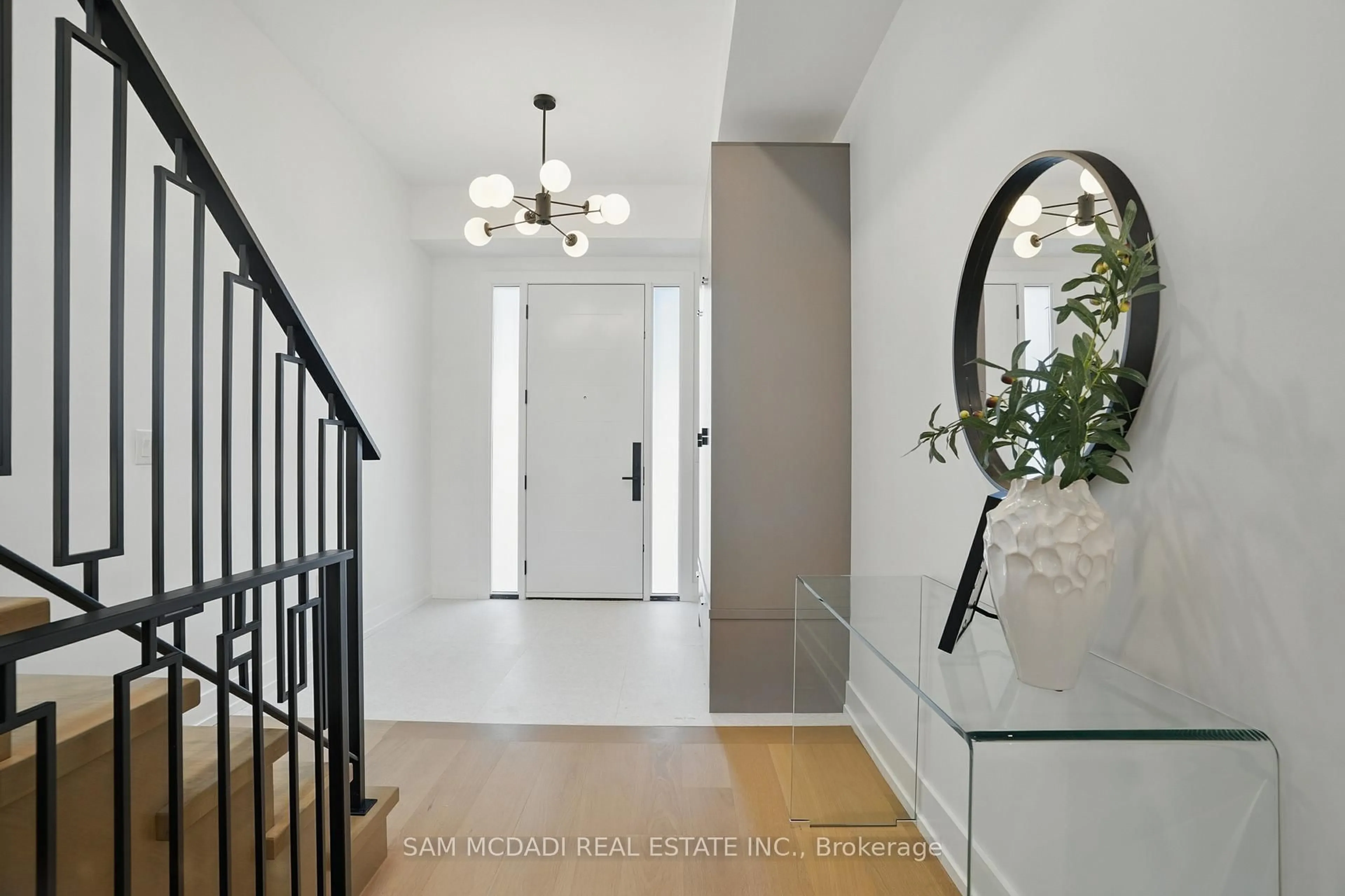 Indoor entryway for 1039 Caven St, Mississauga Ontario L5G 4J3