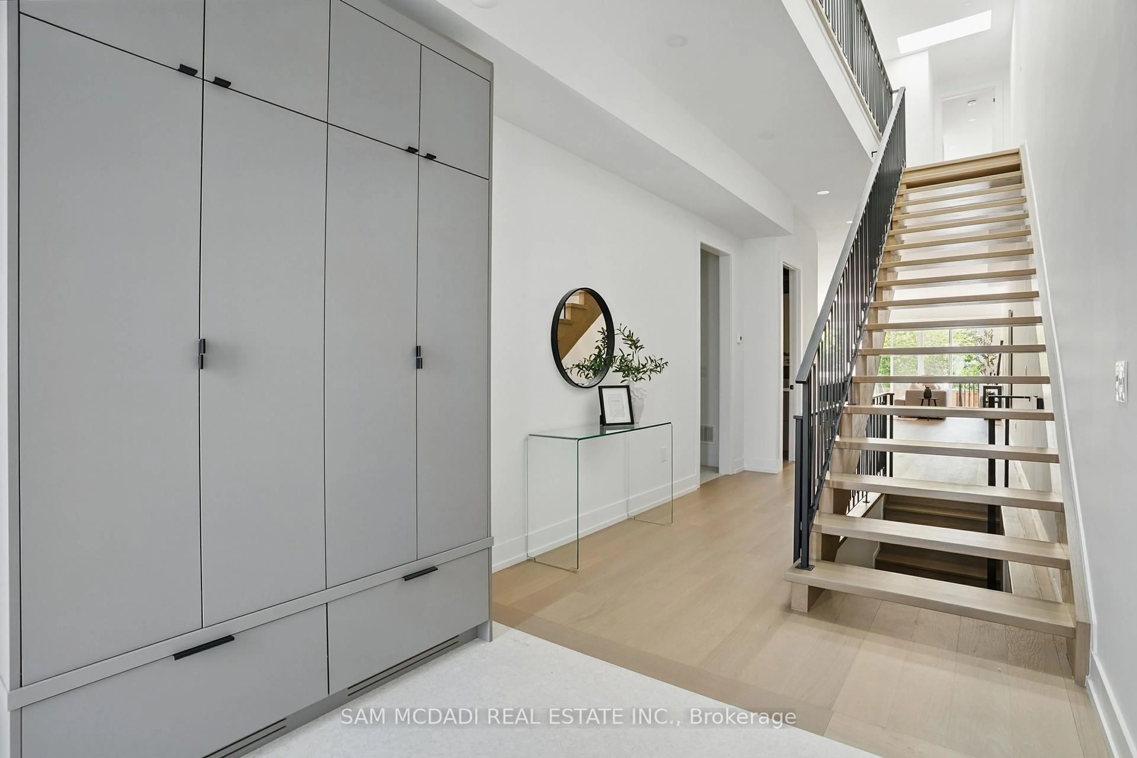 Indoor foyer for 1039 Caven St, Mississauga Ontario L5G 4J3