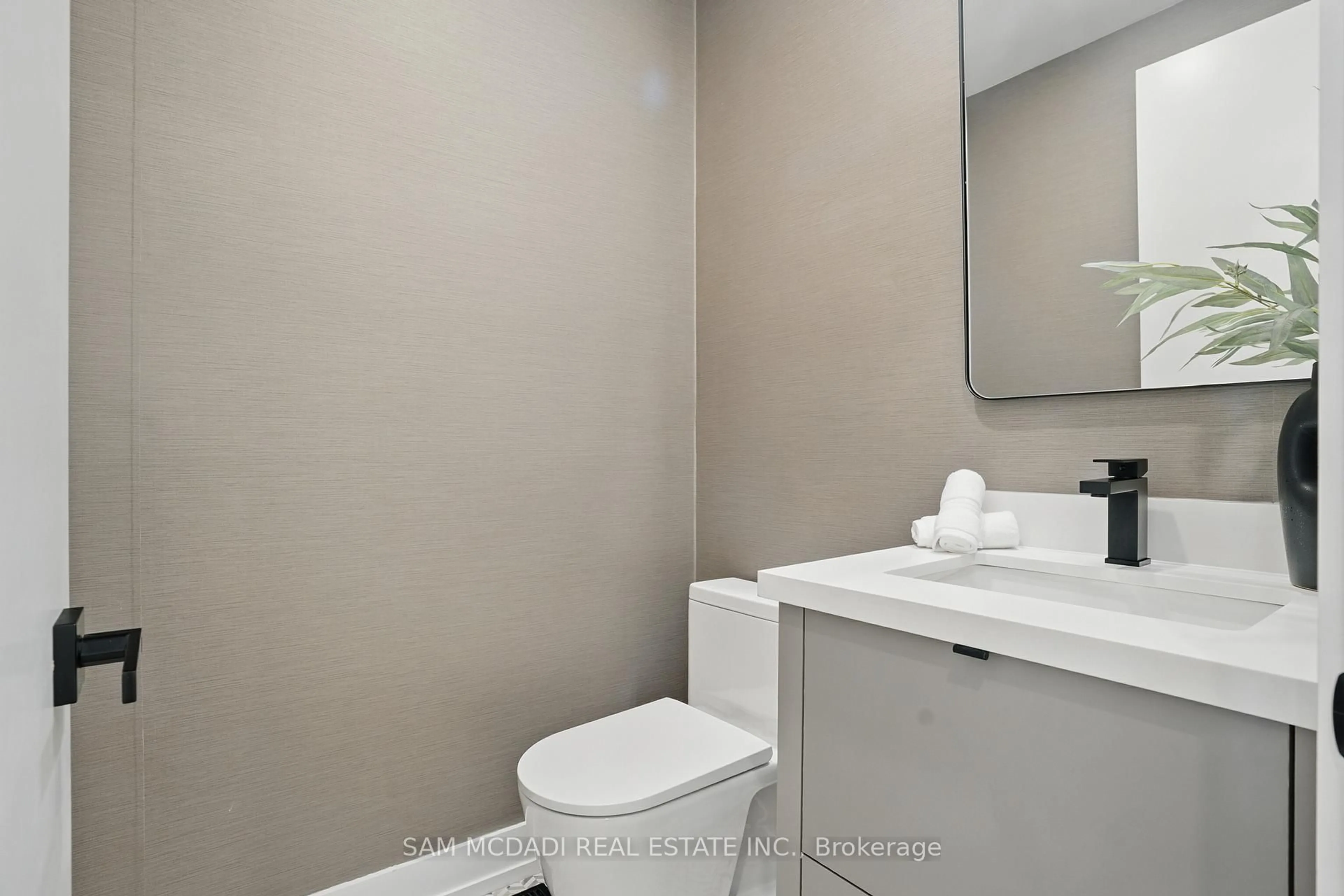 Standard bathroom, unknown for 1039 Caven St, Mississauga Ontario L5G 4J3